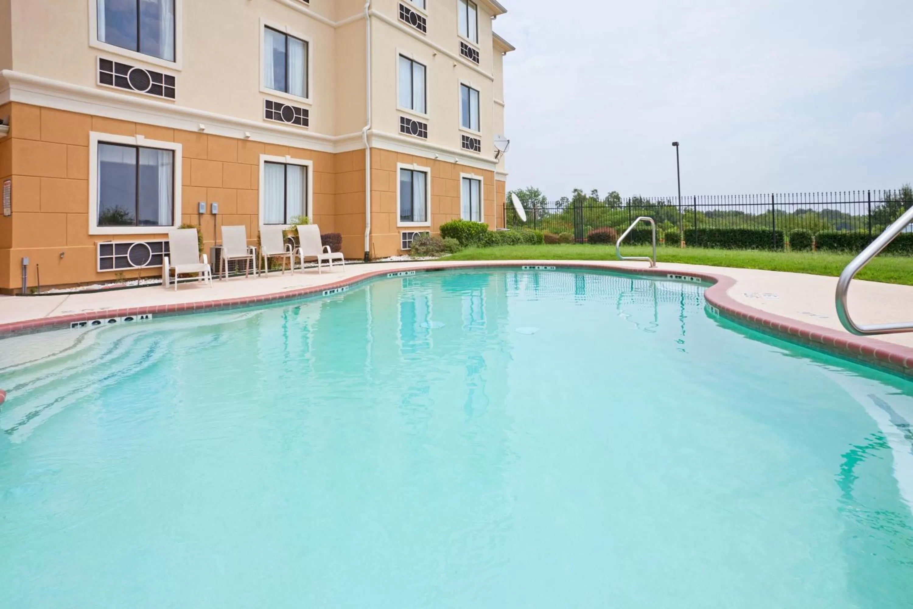 Swimming pool in Holiday Inn Express Hotel & Suites Mount Pleasant by IHG