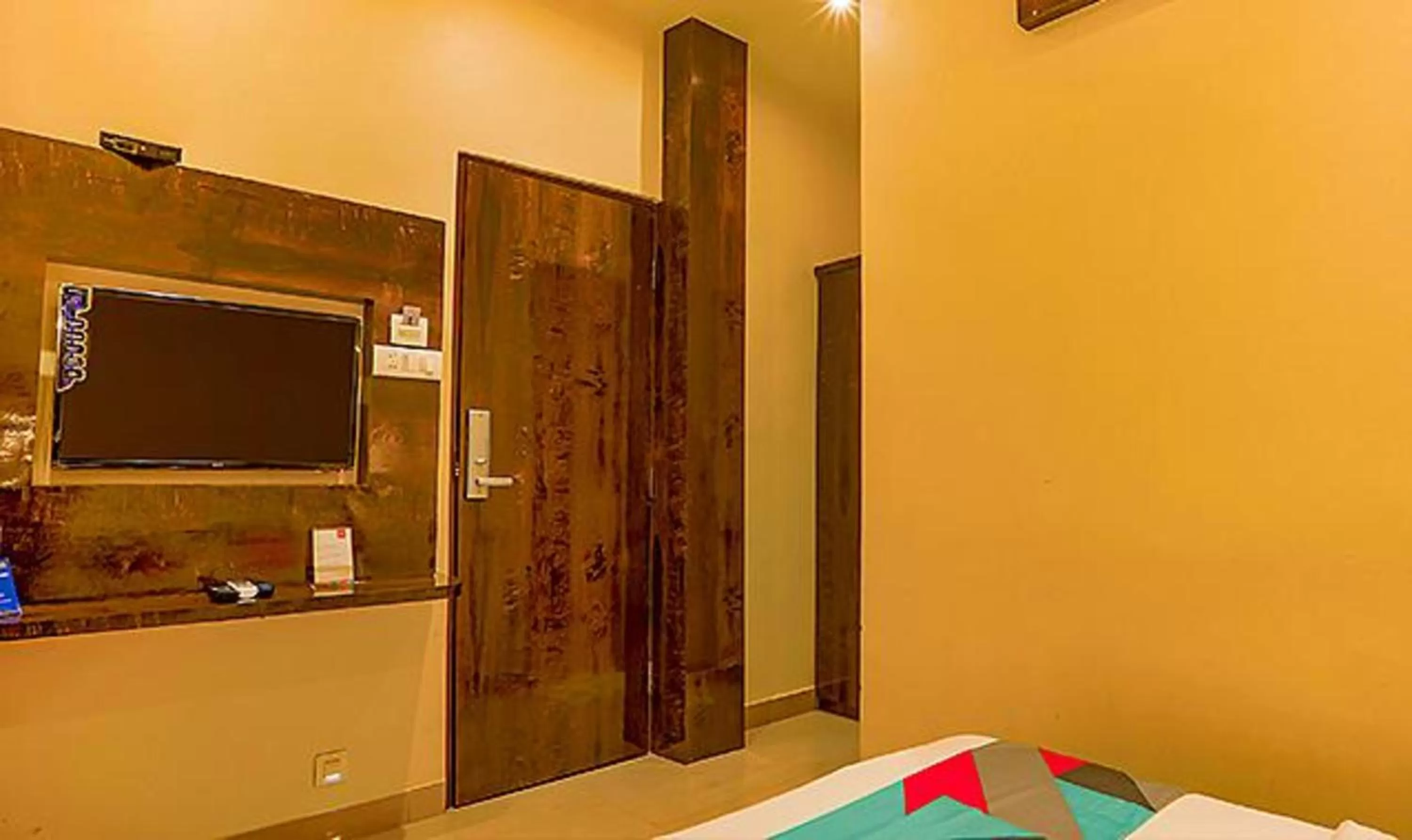 Bed, TV/Entertainment Center in FabExpress Gateway Inn