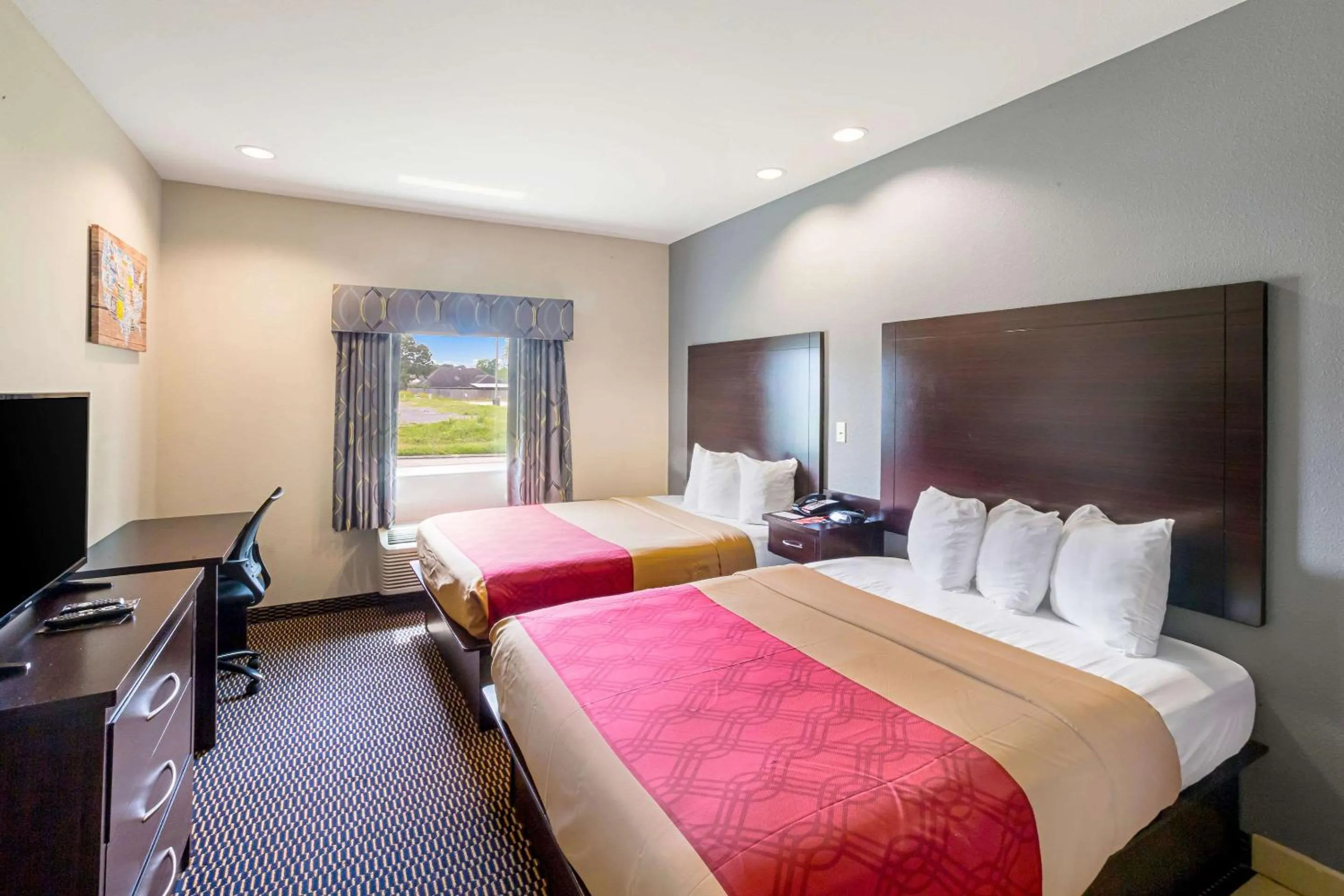 Photo of the whole room, Bed in Econo Lodge Baton Rouge University Area