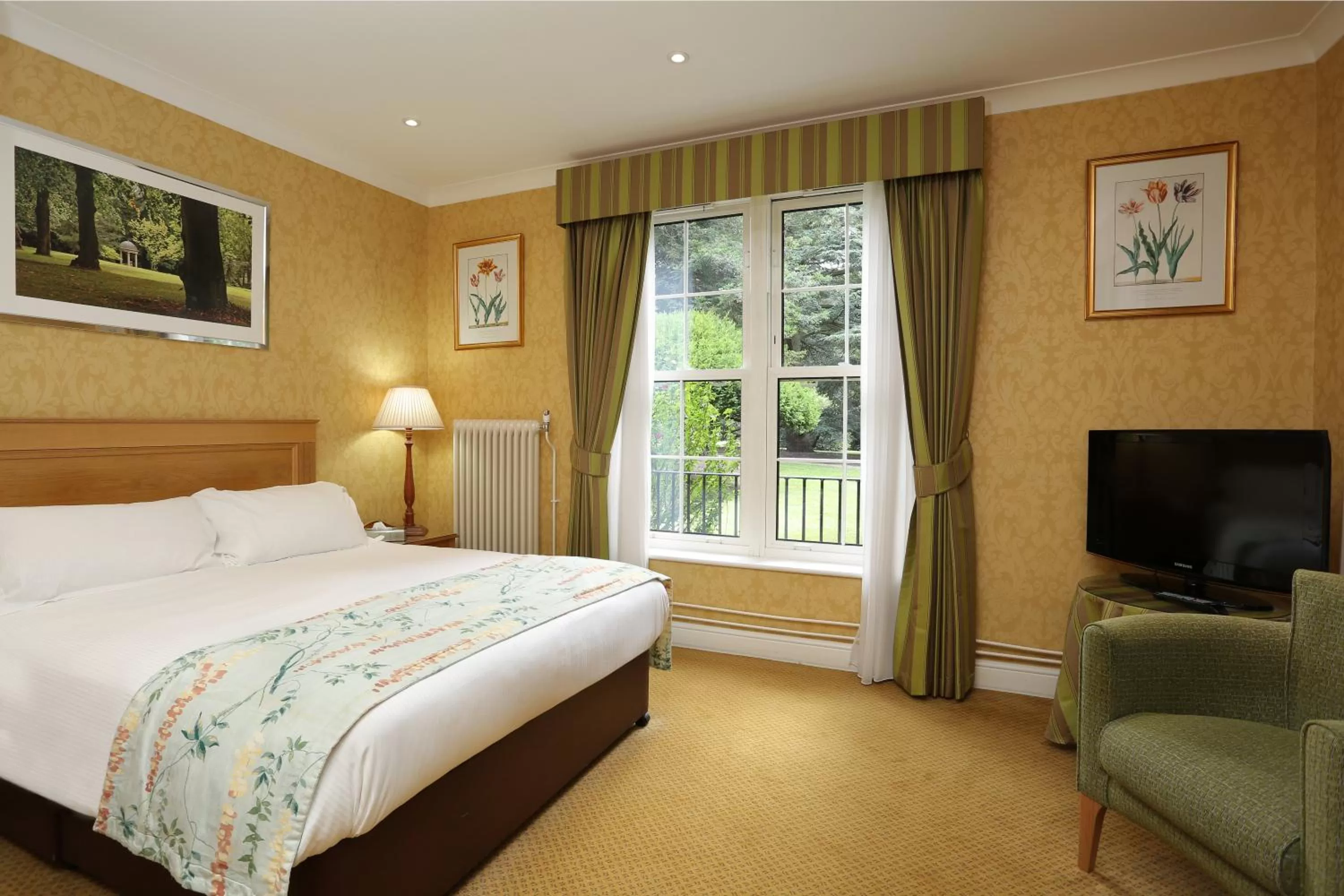 Photo of the whole room, Bed in West Lodge Park