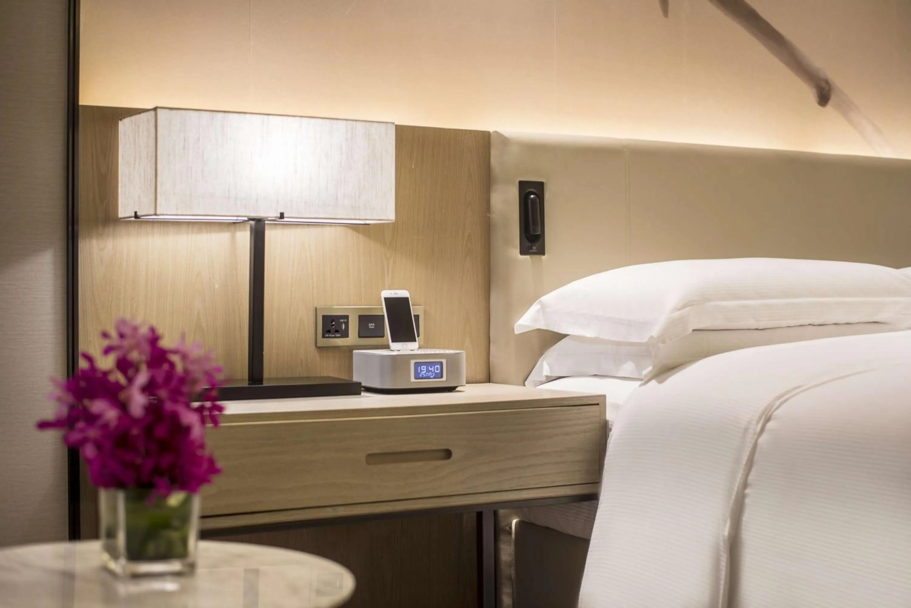 Bed, Kitchen/Kitchenette in DoubleTree By Hilton Shenzhen Longhua