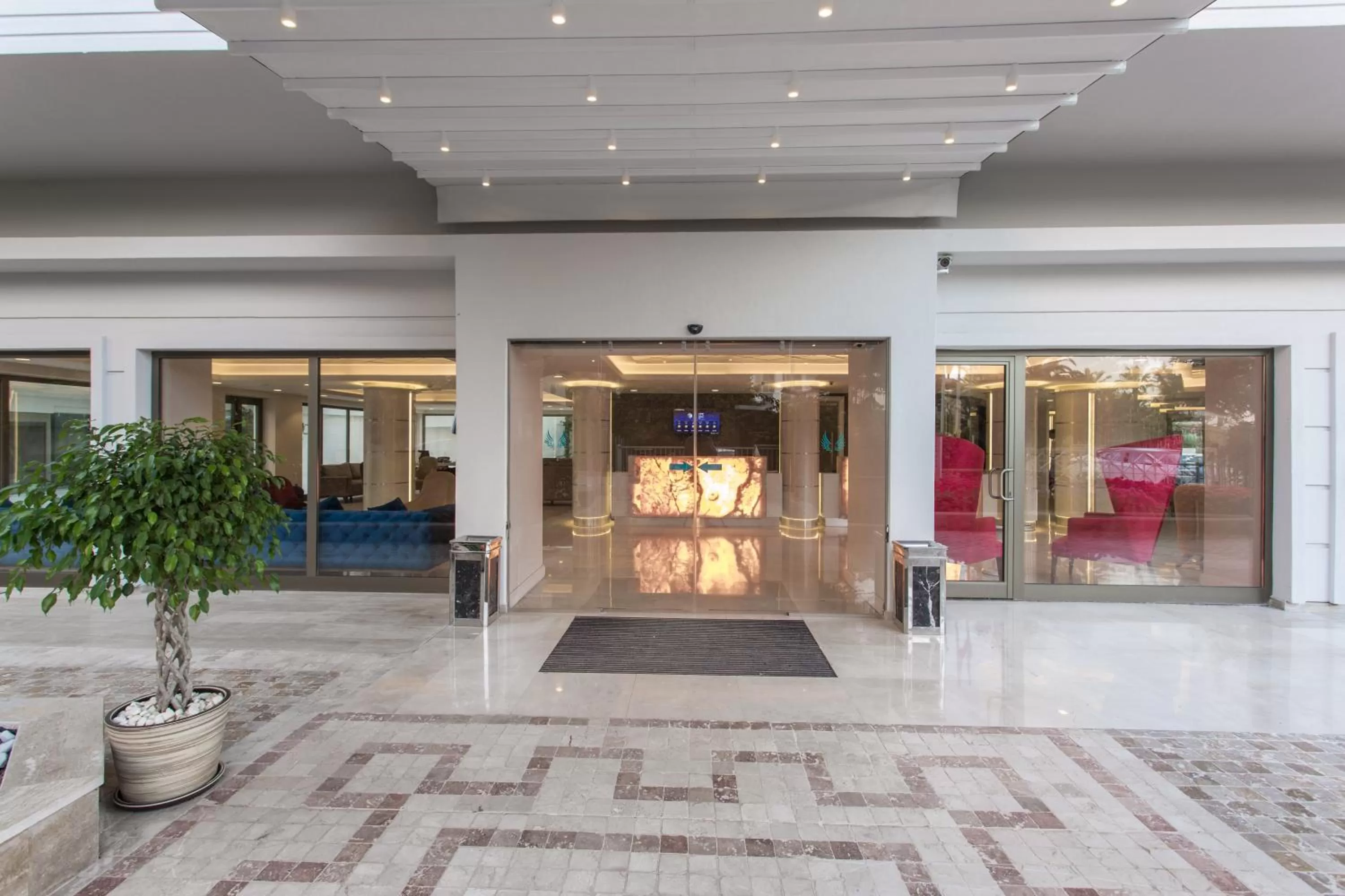 Facade/entrance in Falcon Hotel