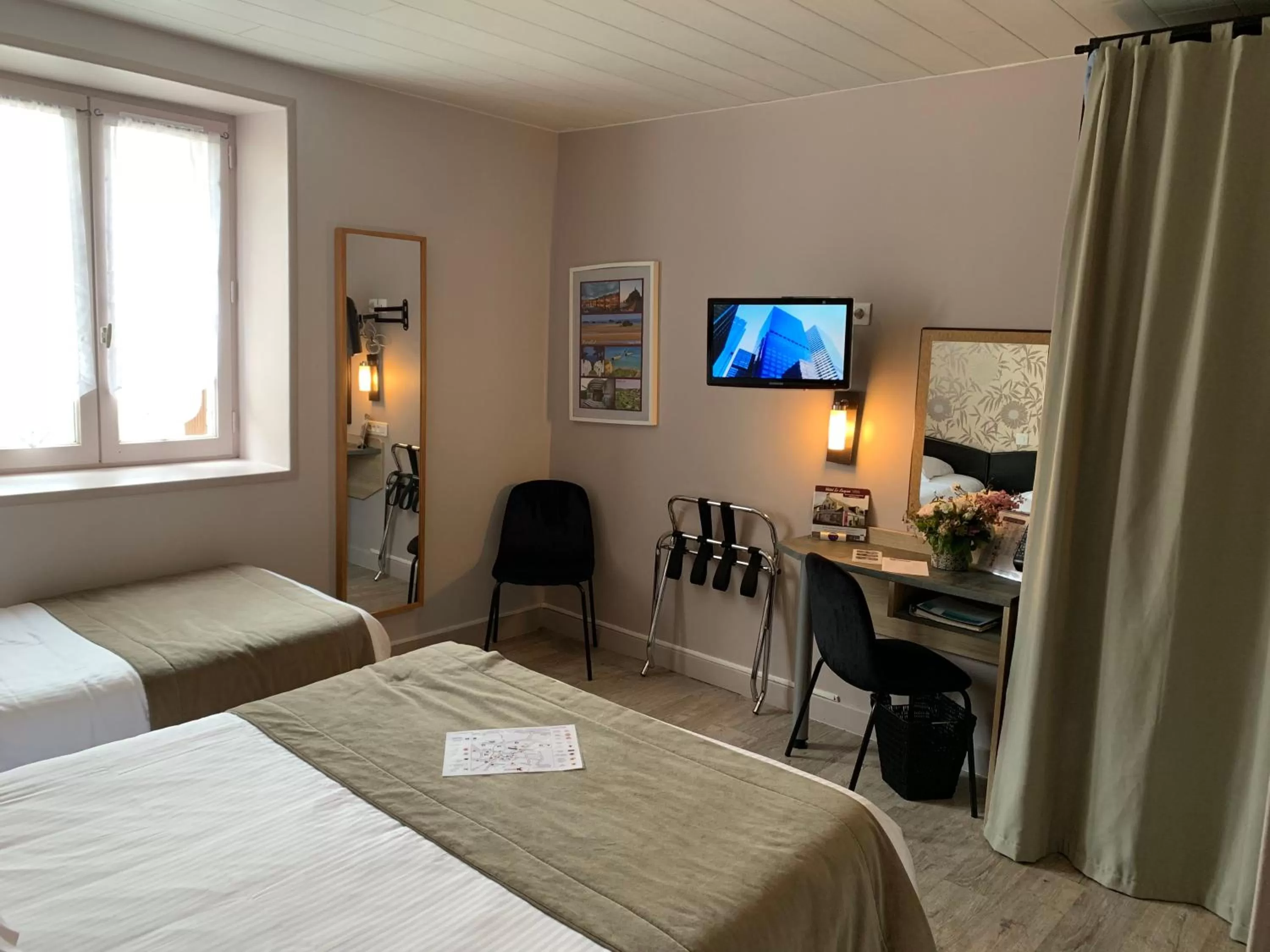 Bed in Hôtel Le Bayeux