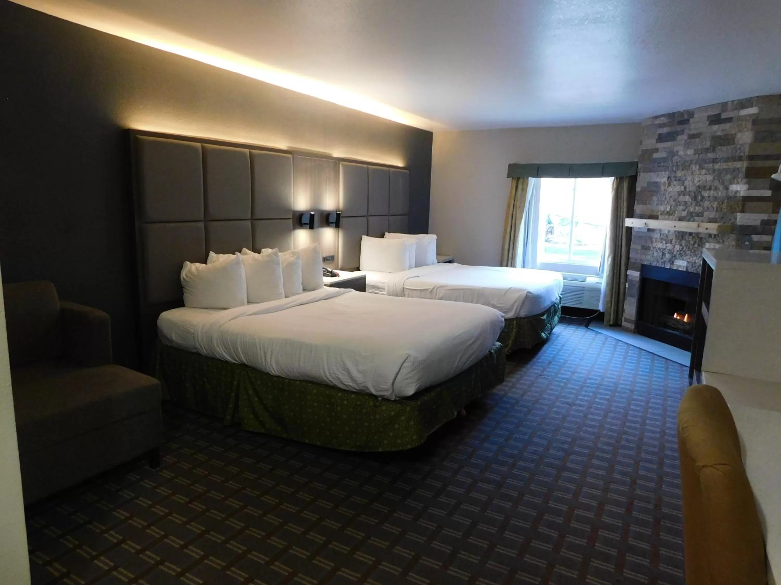 Bed in Days Inn & Suites by Wyndham Downtown Gatlinburg Parkway