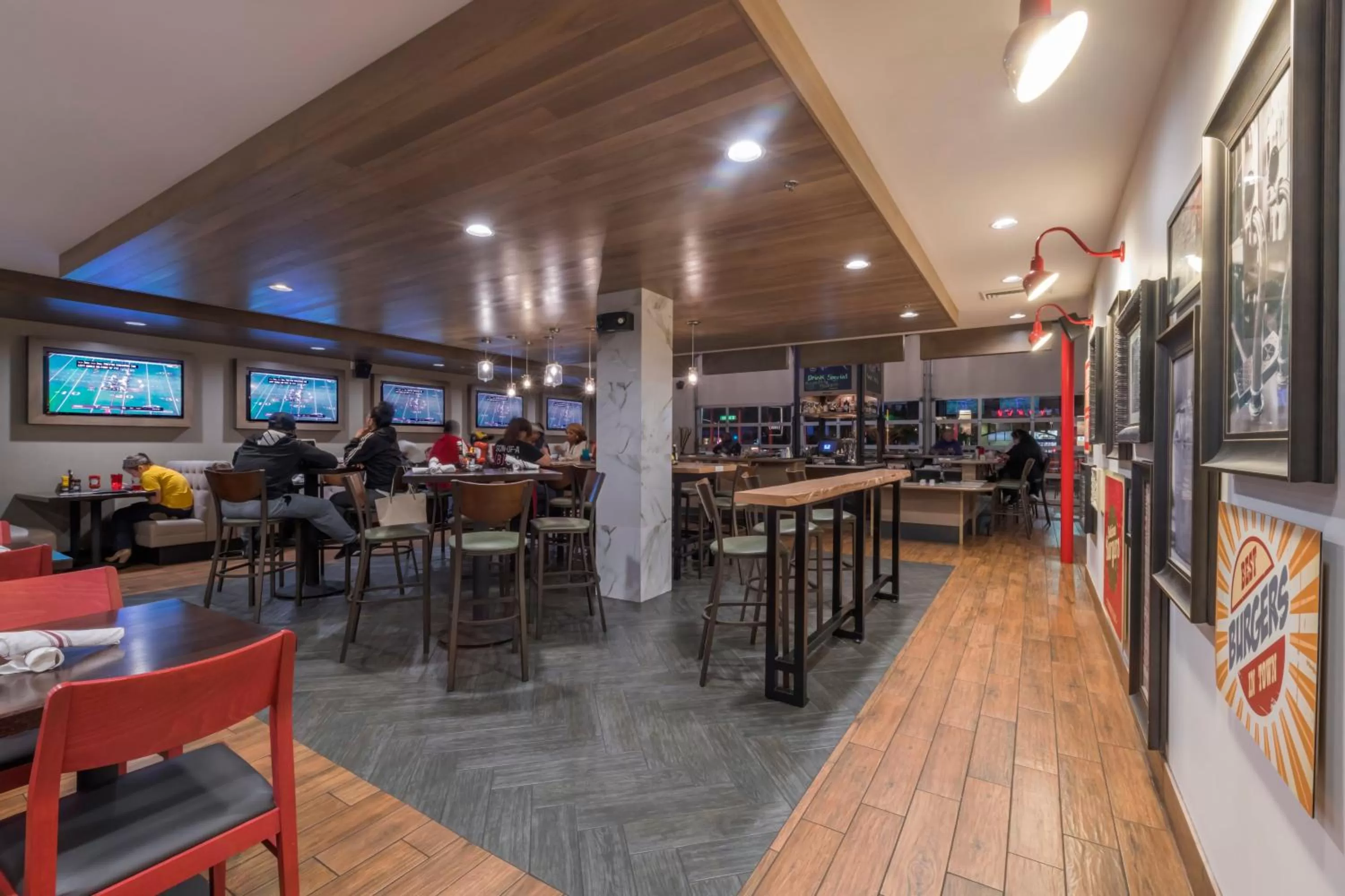 Restaurant/places to eat in Holiday Inn and Suites Phoenix Airport North by IHG