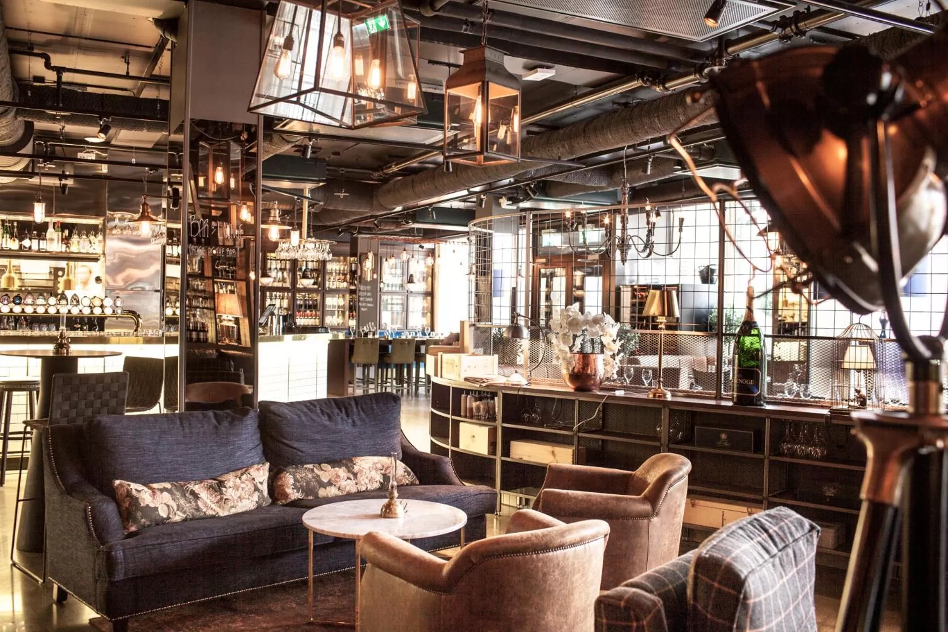 Restaurant/places to eat in First Hotel Central