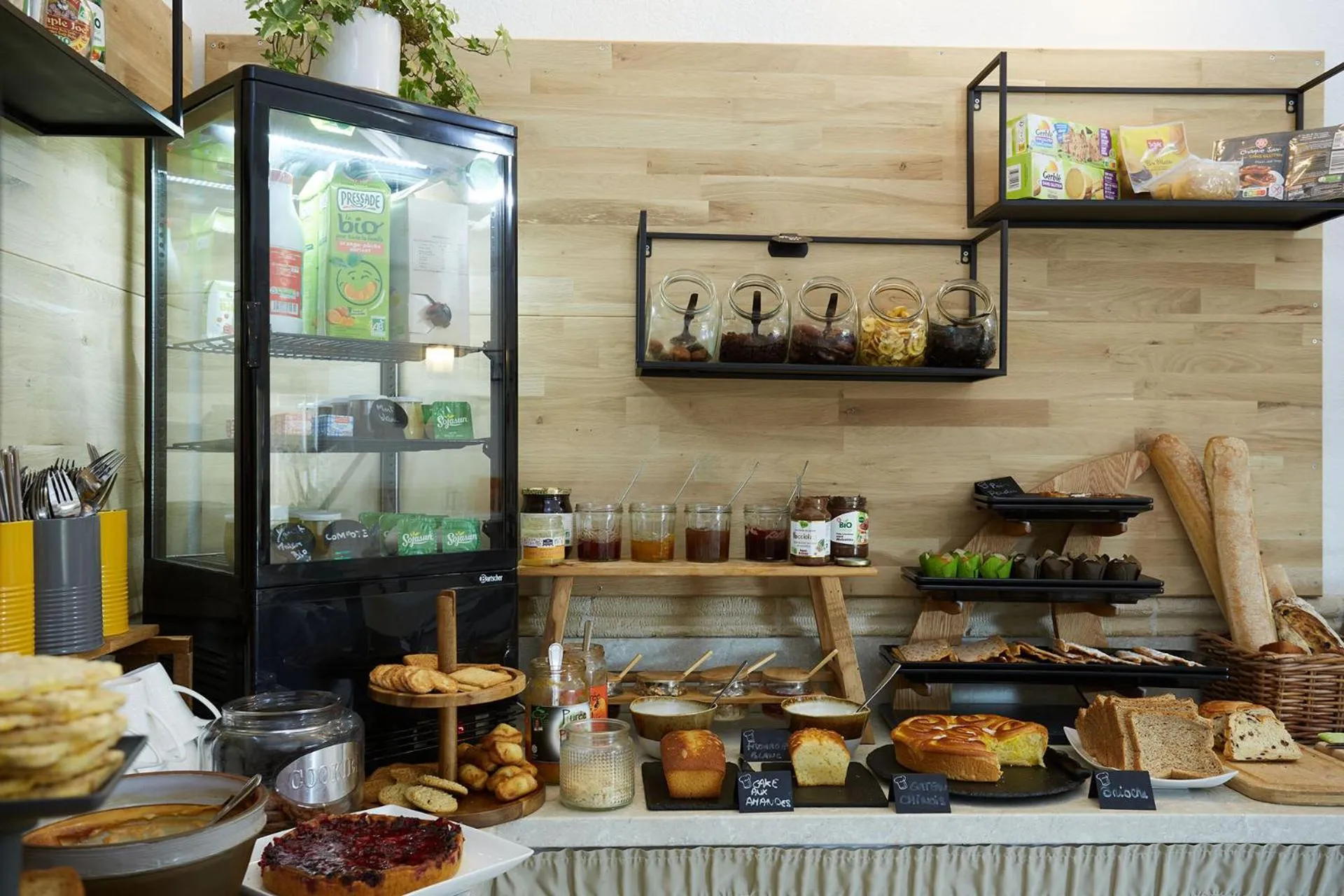 Buffet breakfast in Logis Hôtel Le Rodin