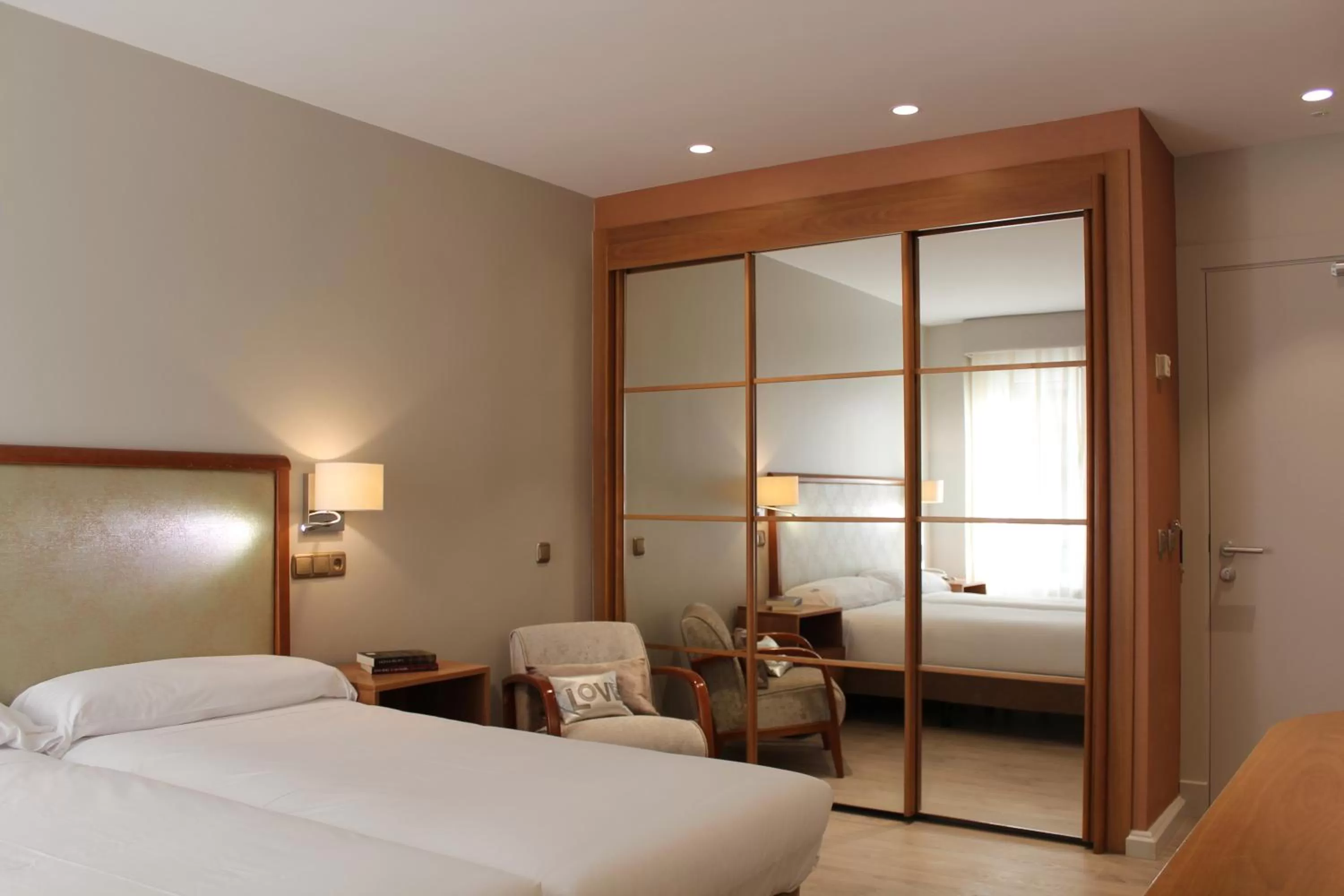 Bedroom, Bed in Hotel Carreño