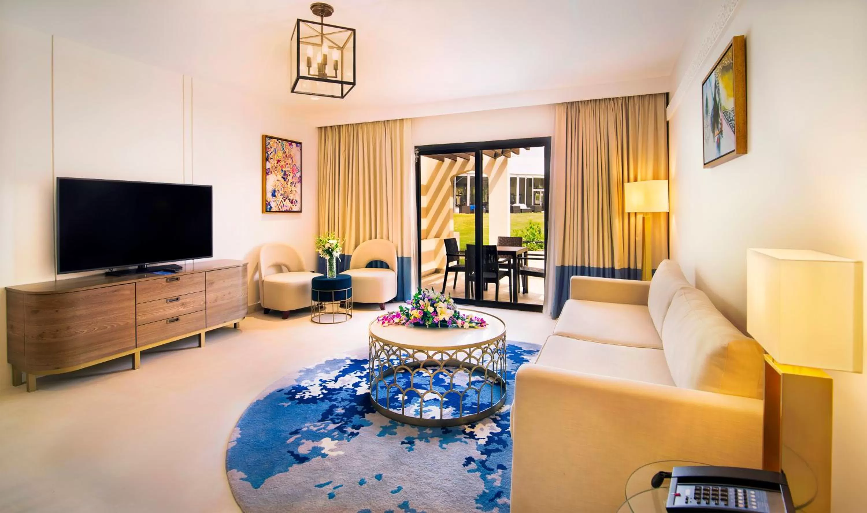 Living room in Radisson Blu Hotel & Resort, Al Ain