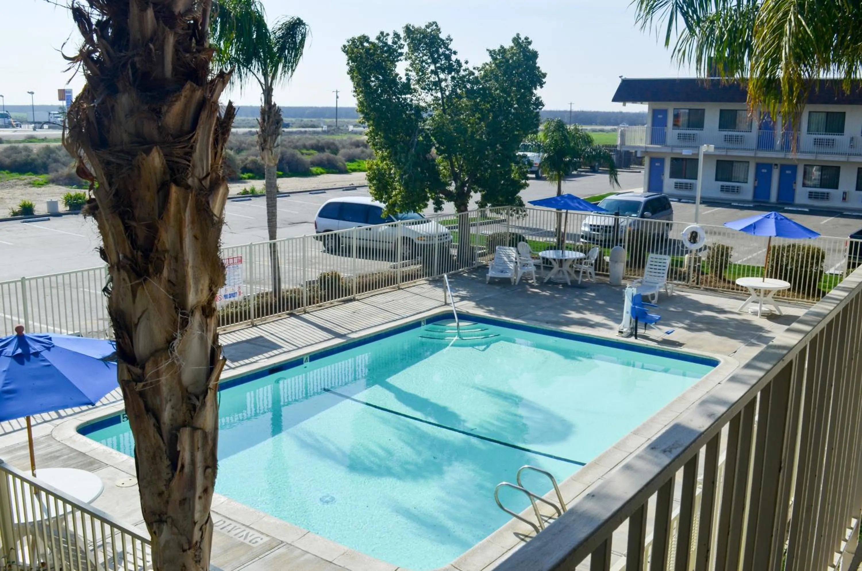 Swimming pool in Motel 6 Lost Hills / Buttonwillow Racetrack