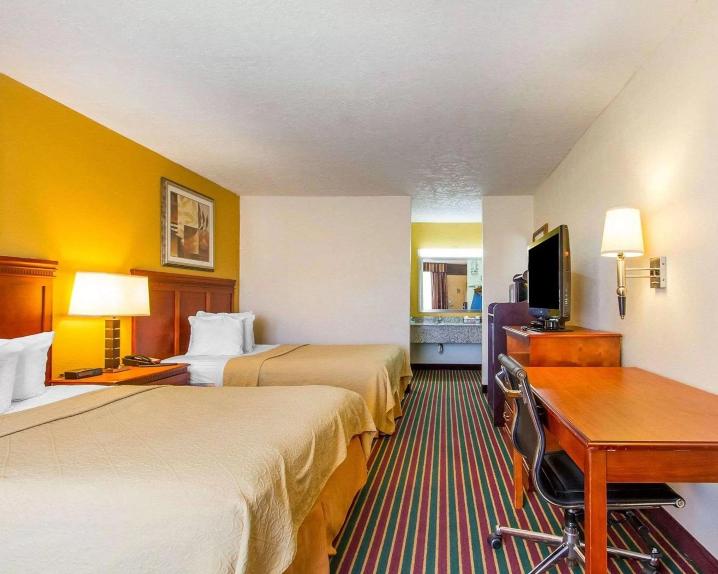 Photo of the whole room, Bed in Quality Inn Dyersburg I-155