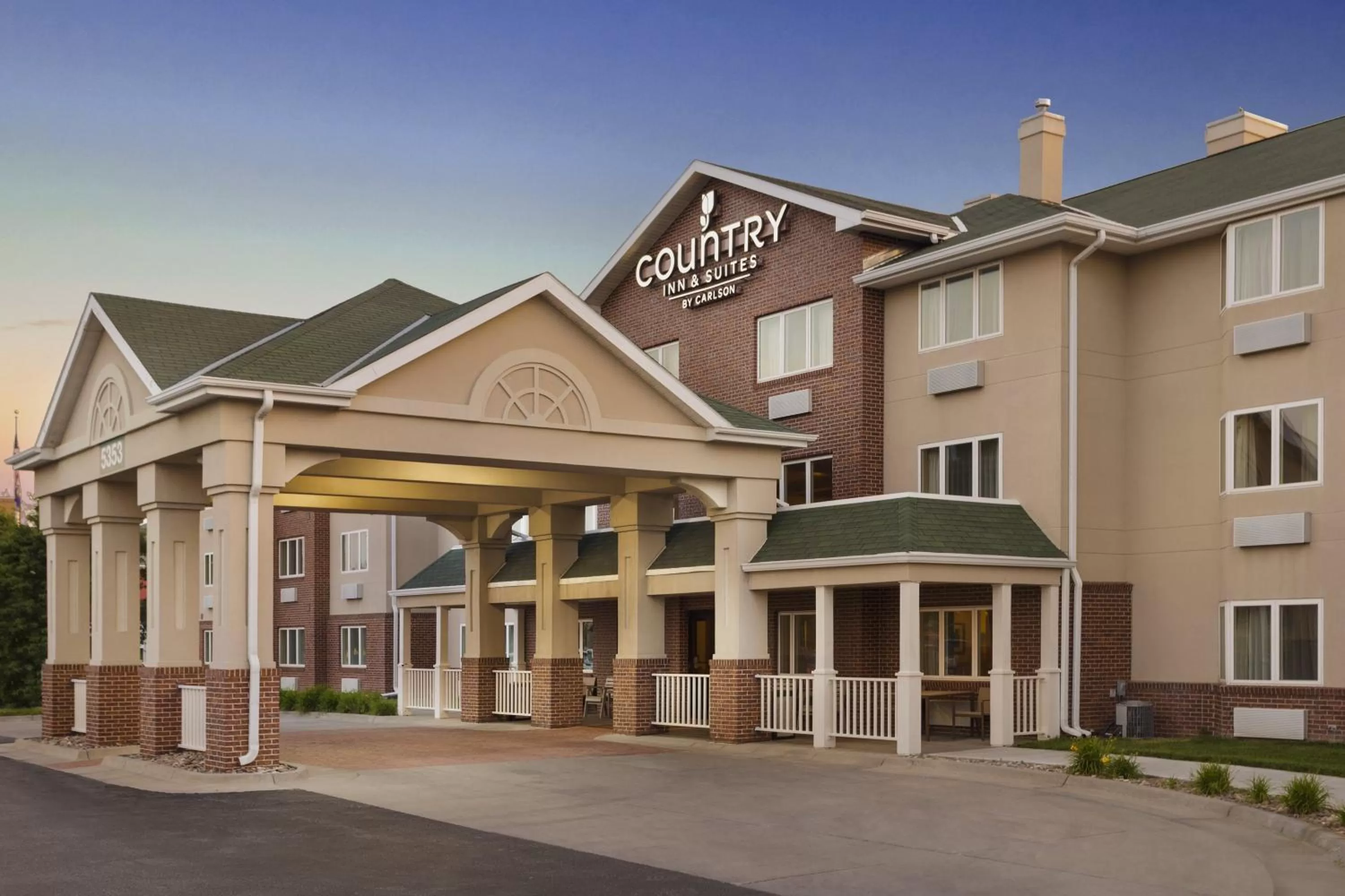 Facade/entrance in Country Inn & Suites by Radisson, Lincoln North Hotel and Conference Center, NE