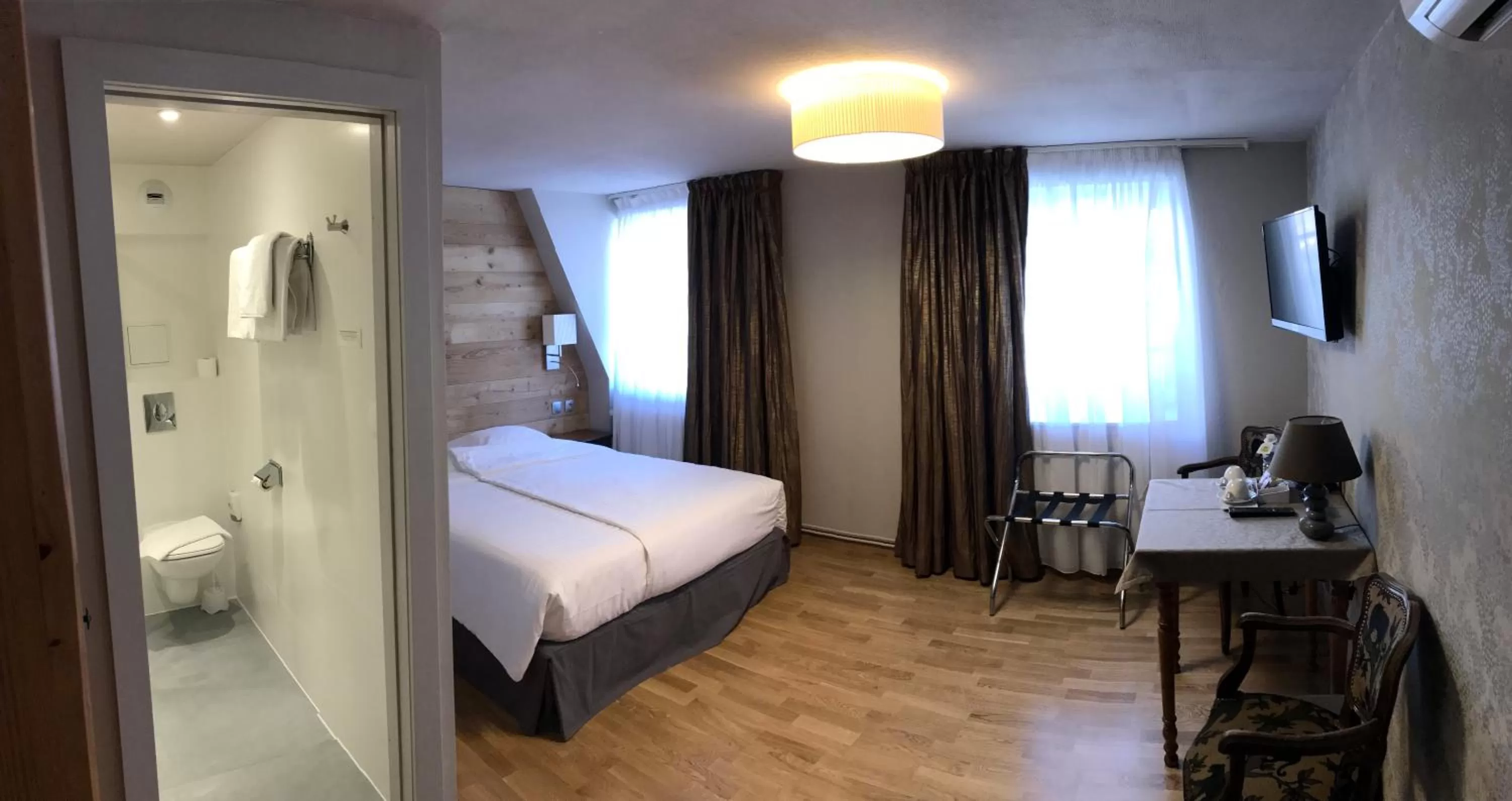 Property building, Bed in Logis Hôtel Restaurant Au Cerf d'Or