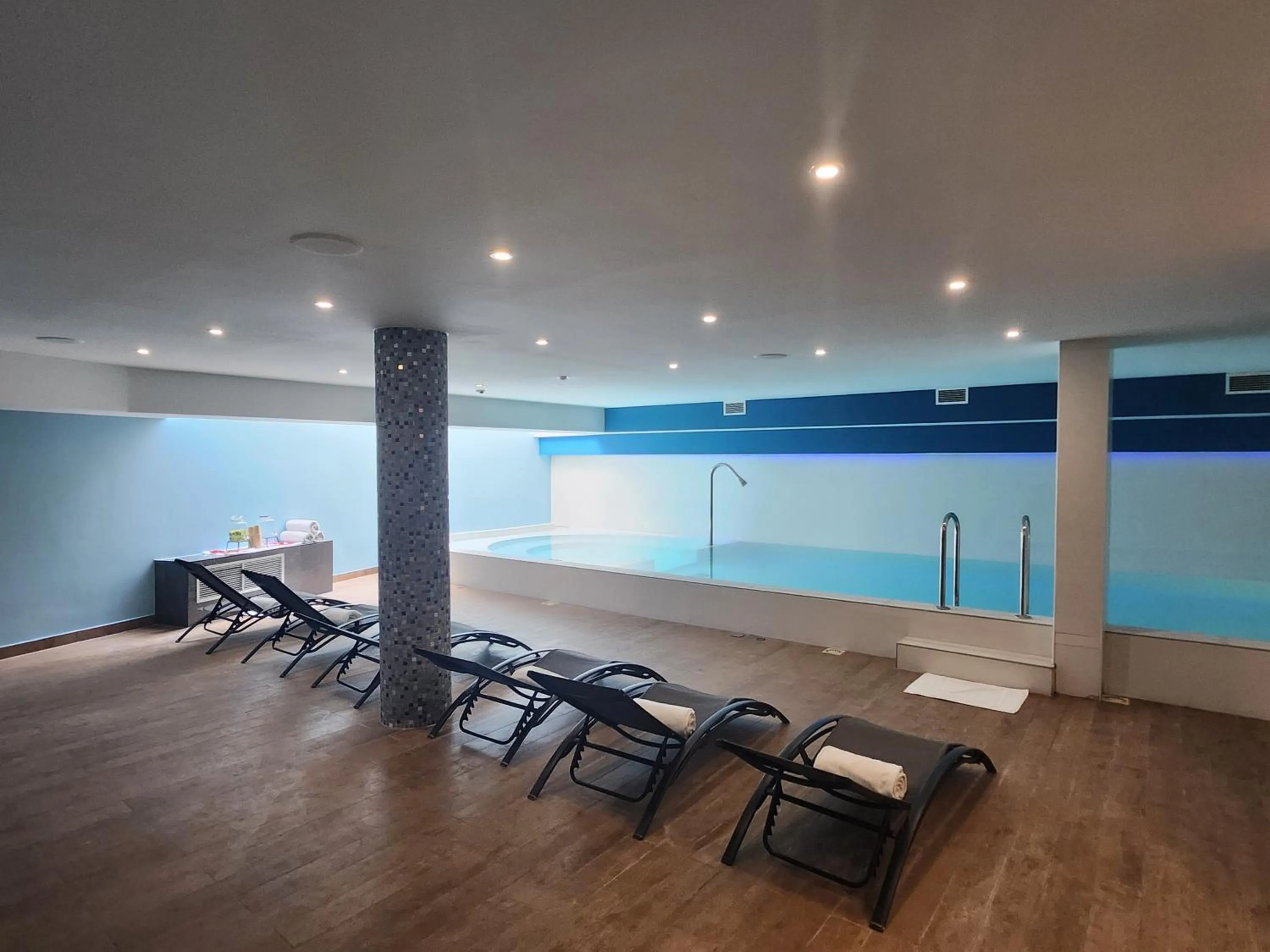 Massage in Hôtel Montaigne & Spa - Cannes Centre