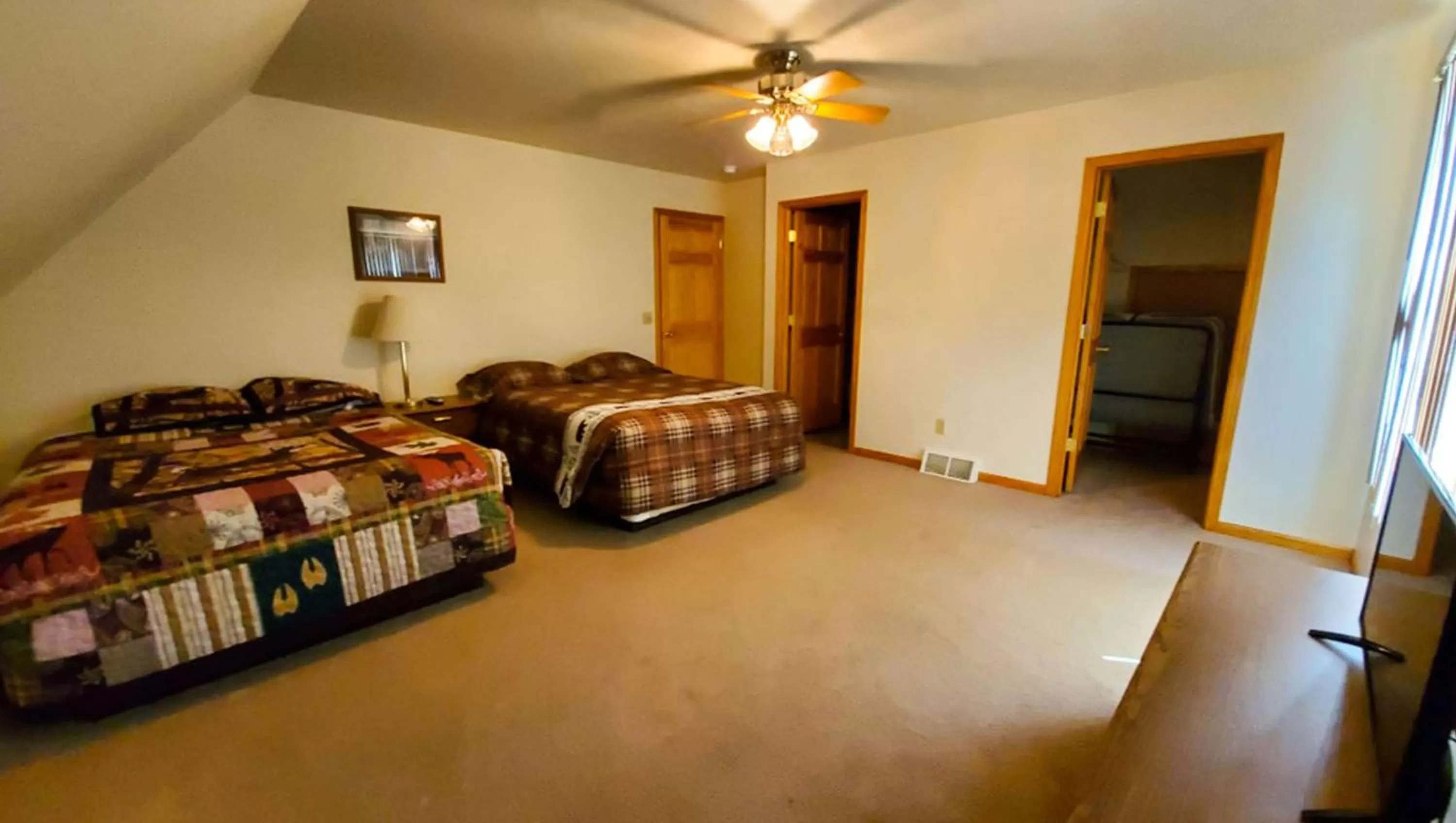 Photo of the whole room, Bed in Jasper Ridge Inn Ishpeming