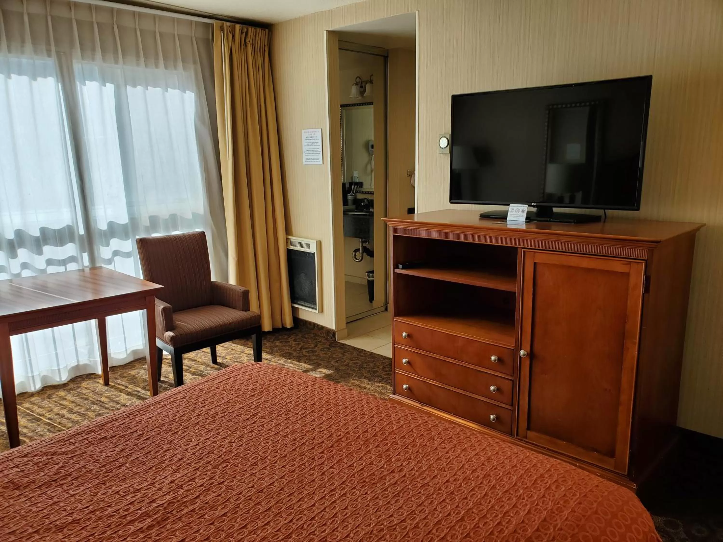 TV and multimedia, Bed in Royal Pacific Motor Inn