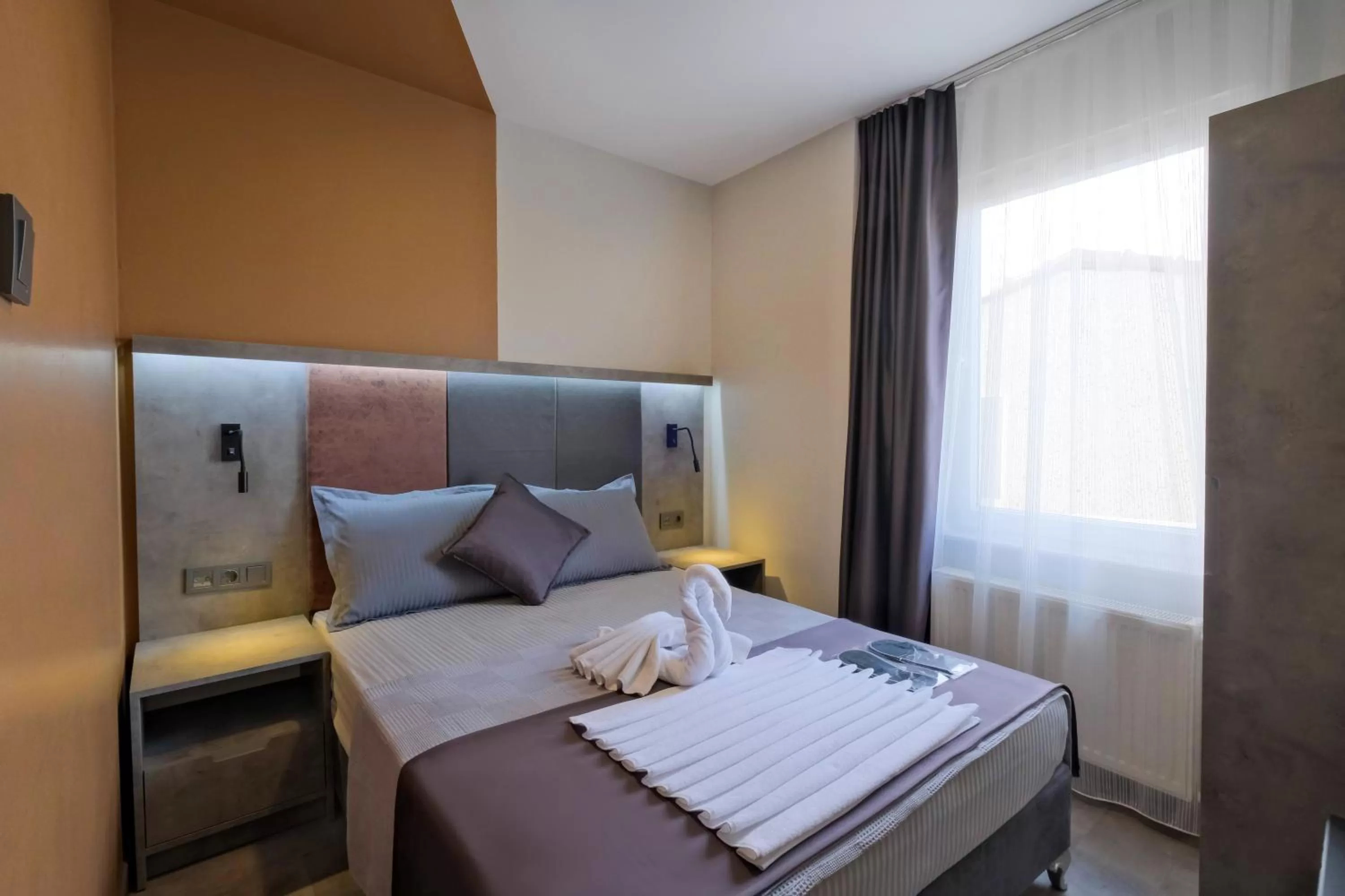 Photo of the whole room, Bed in The Queen Hotel