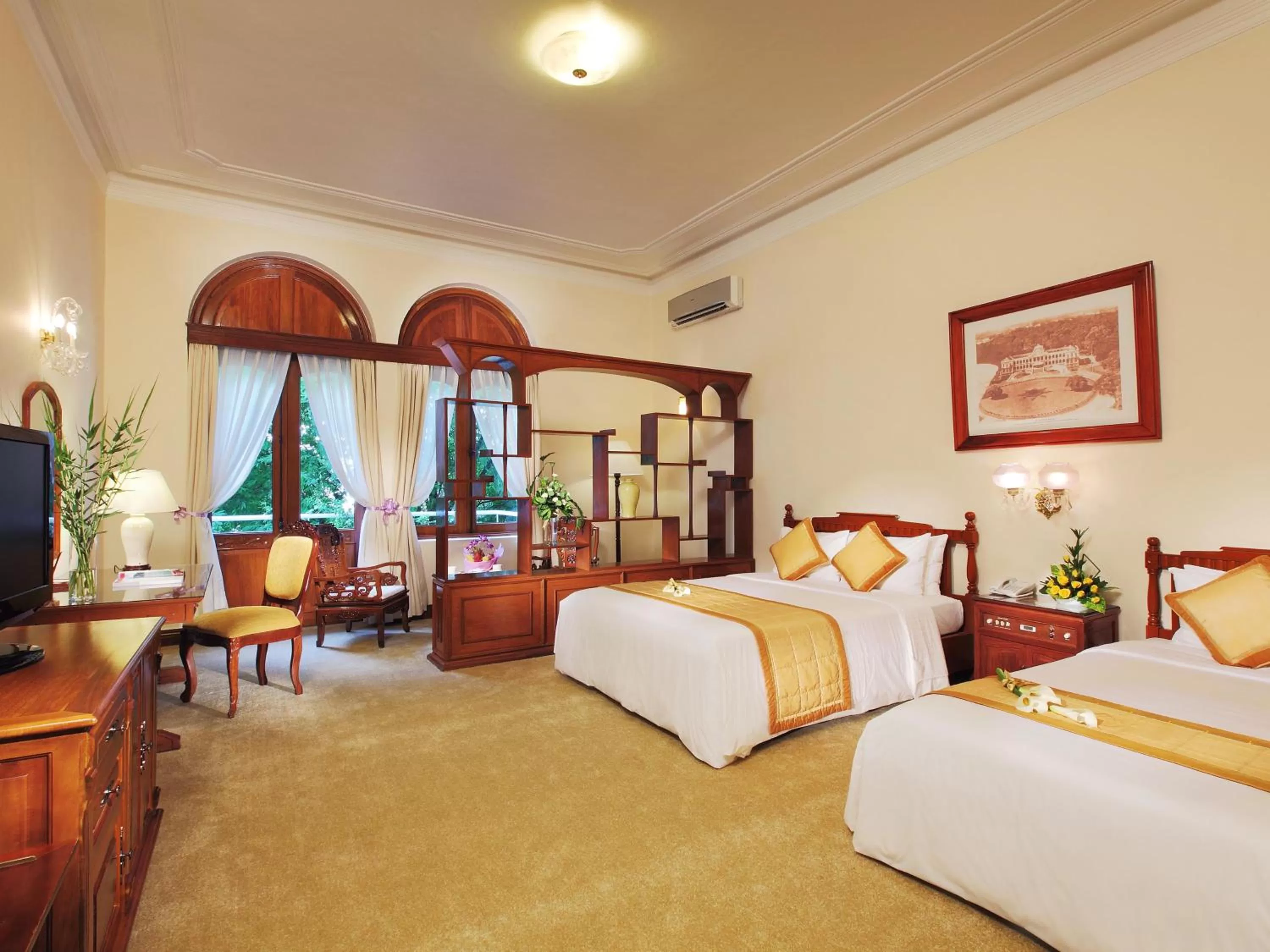 Photo of the whole room, Bed in Hotel Continental Saigon