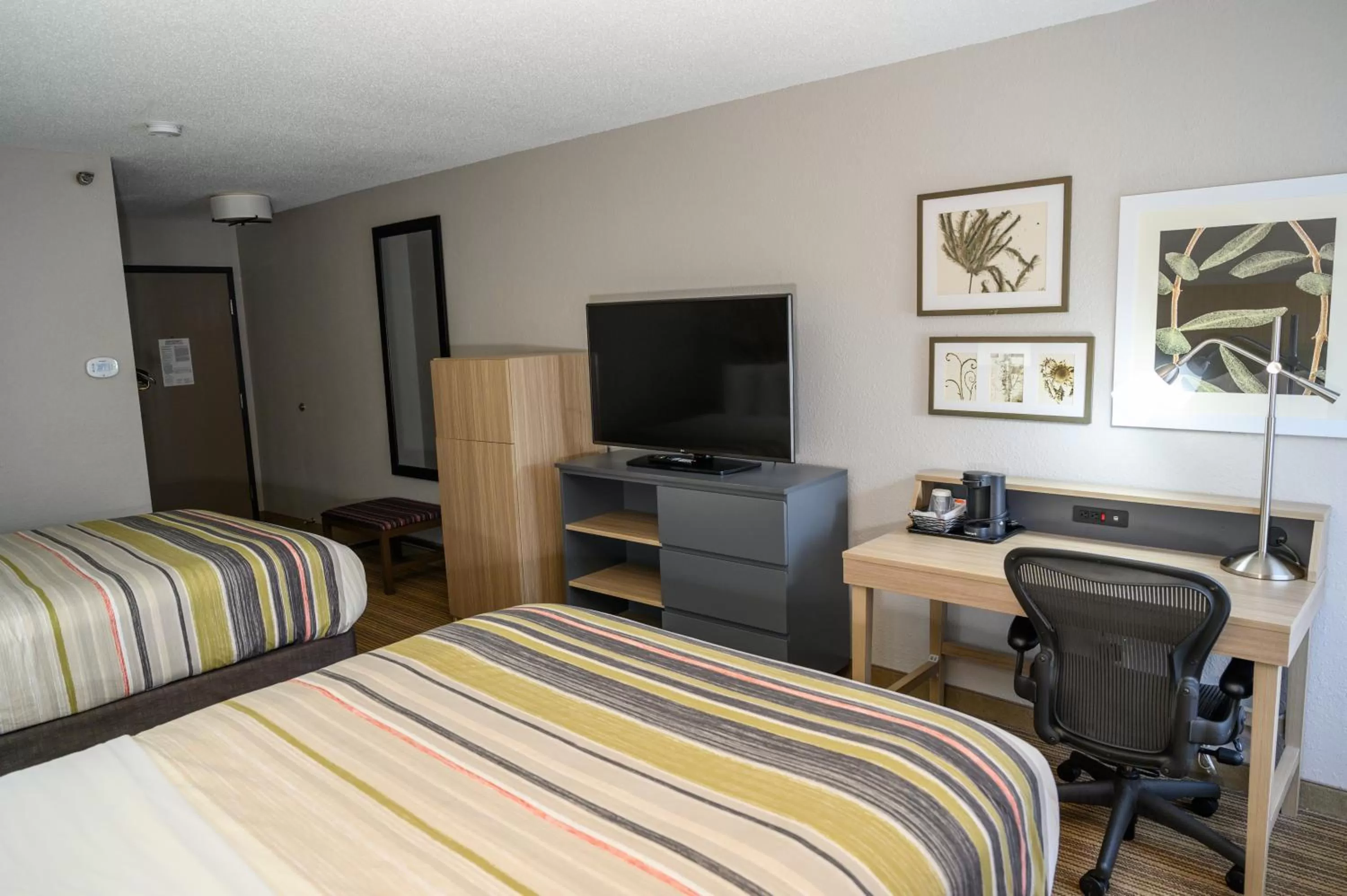 TV and multimedia, Bed in Country Inn & Suites by Radisson, Greenfield, IN