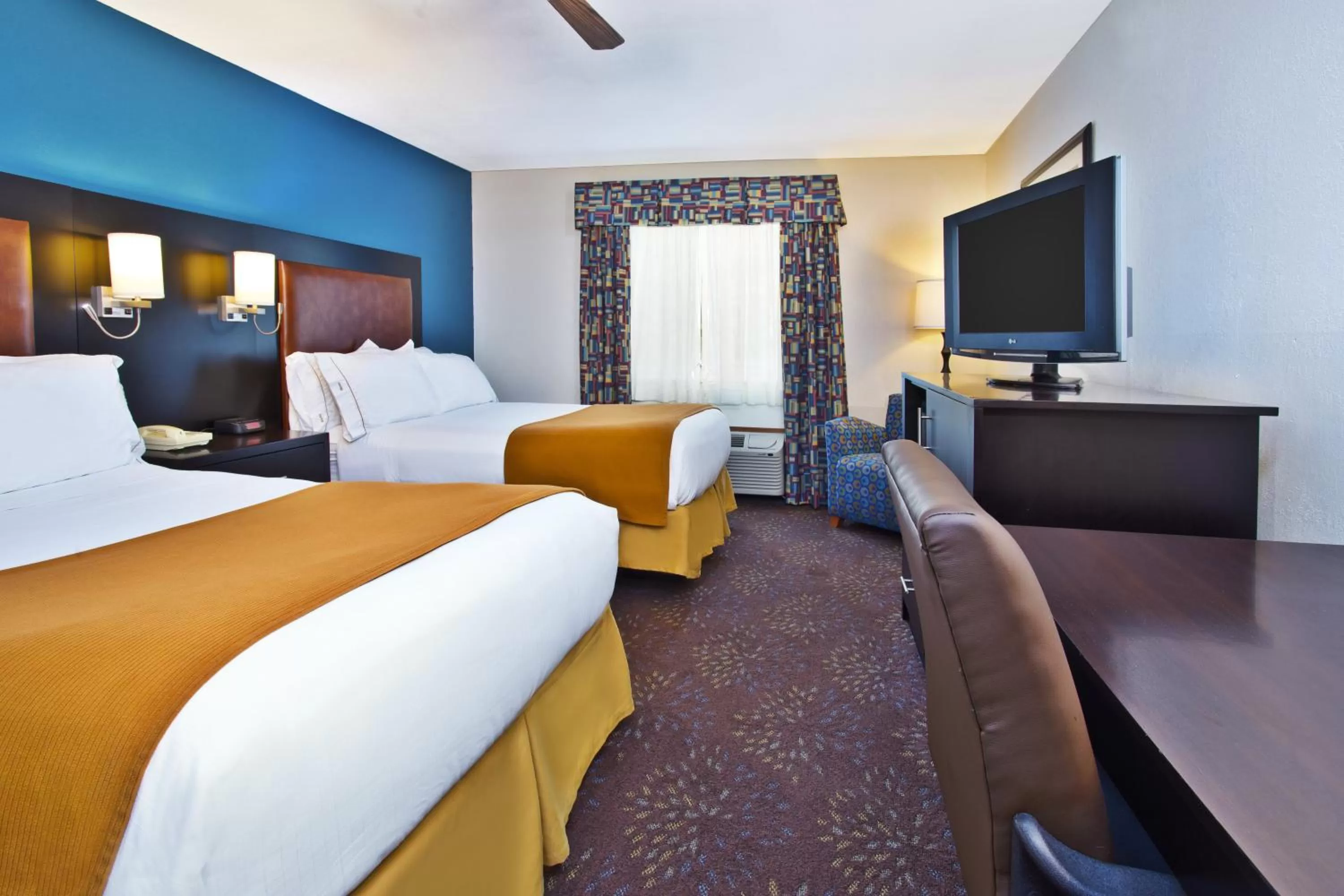 Photo of the whole room, Bed in Holiday Inn Express Mackinaw City by IHG