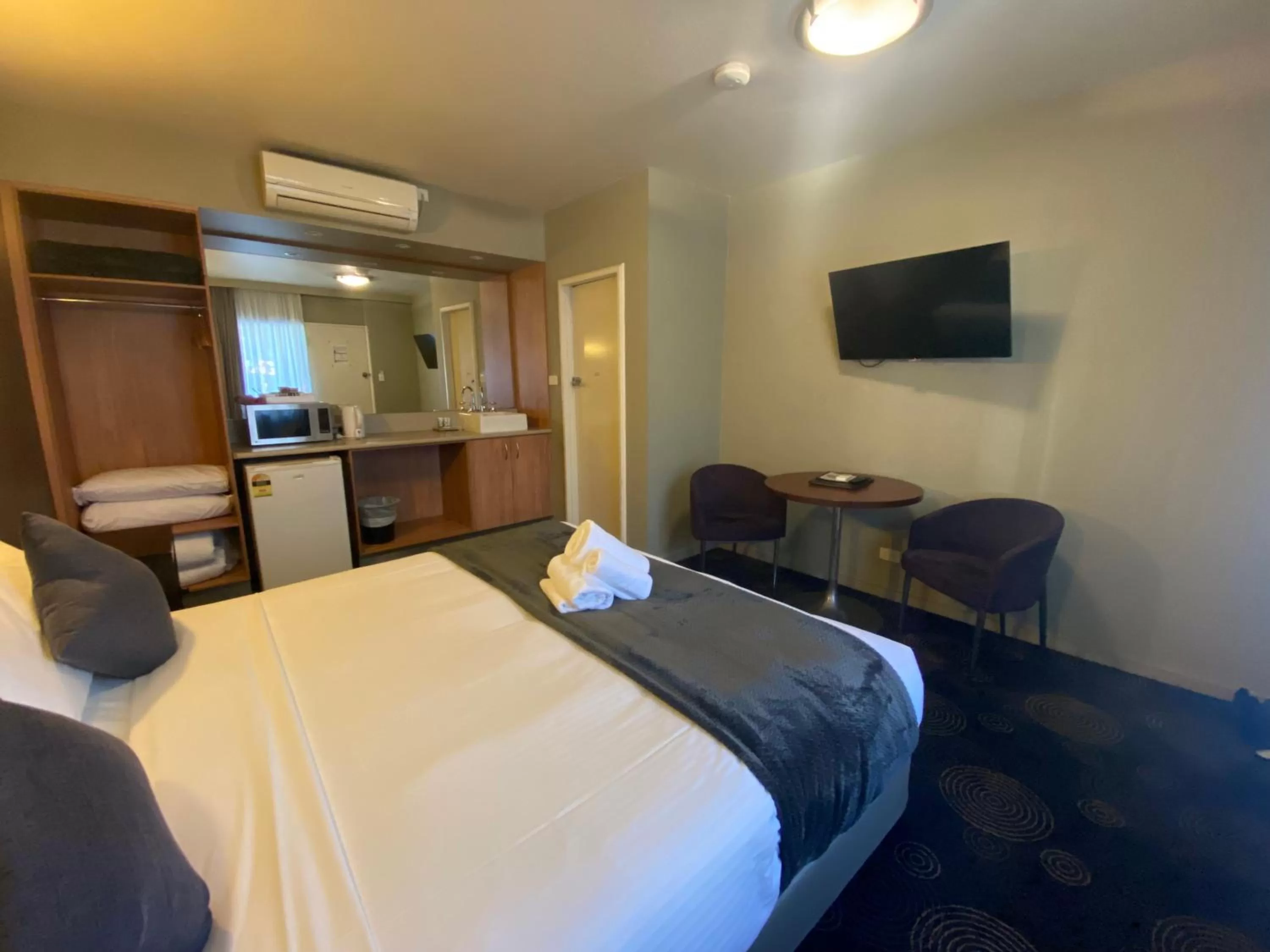 Bed in The Astor Hotel Motel