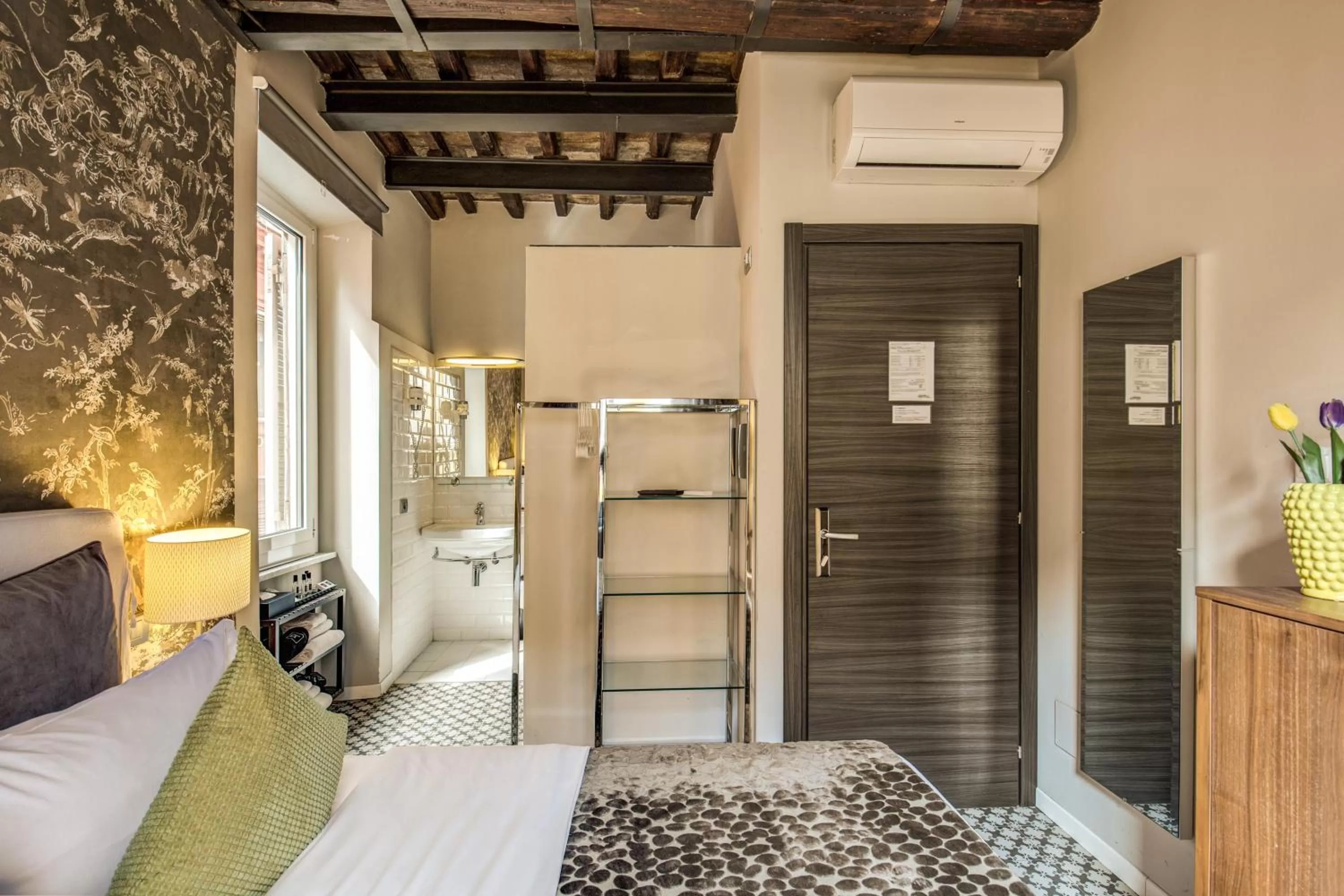 Shower, Bed in Trevi Beau Boutique Hotel