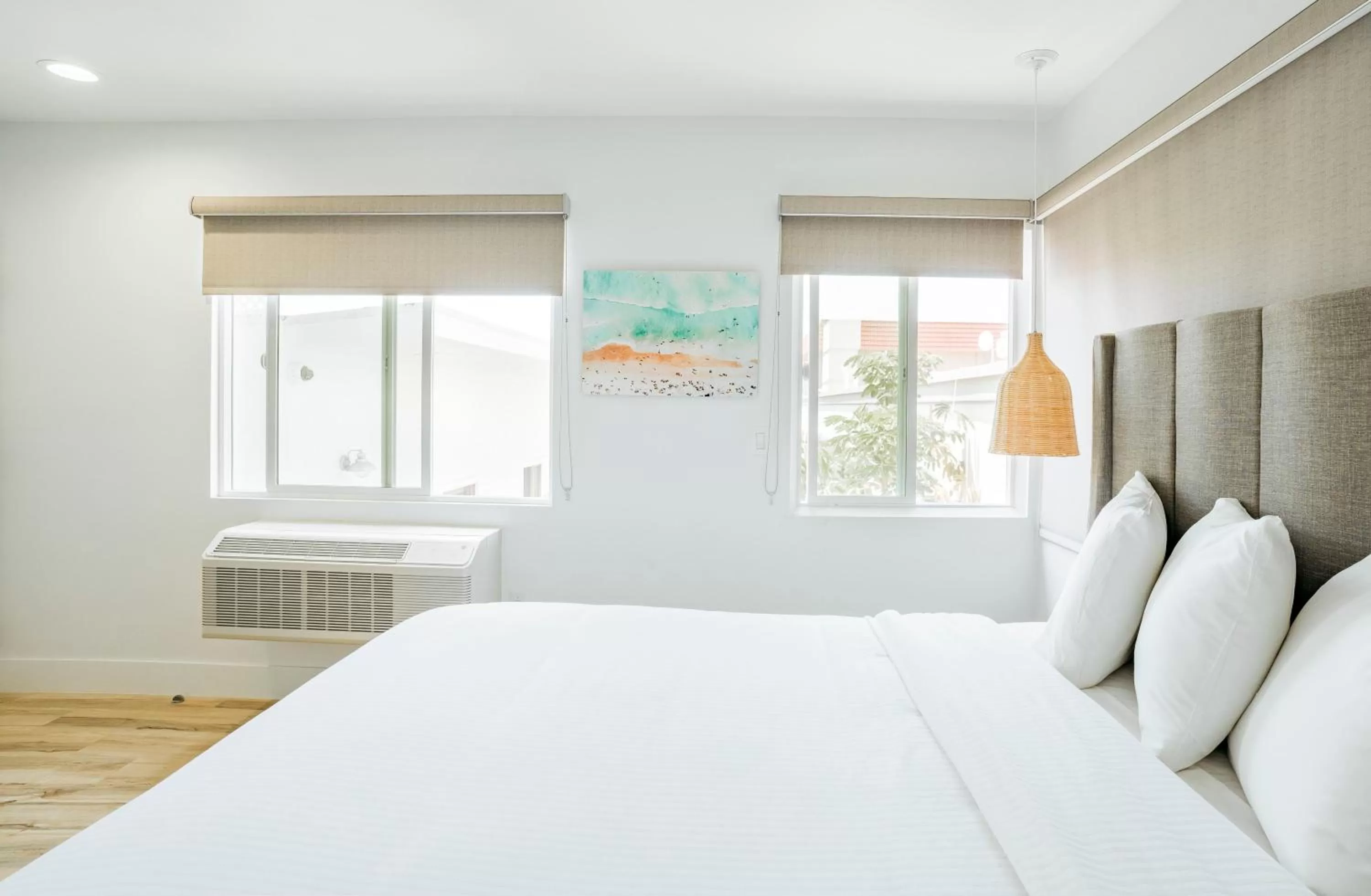 Bed in The Belmont Shore Inn