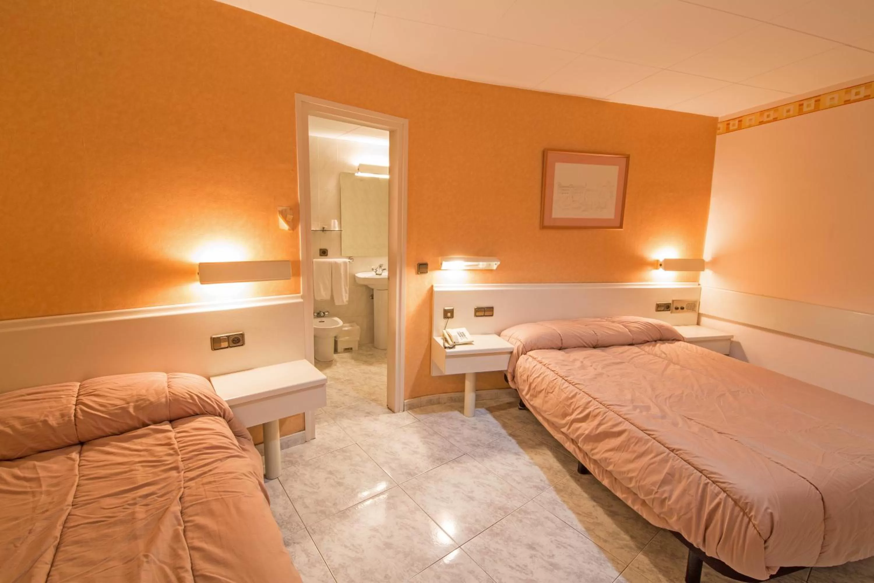 Bathroom, Bed in Hotel Avenida