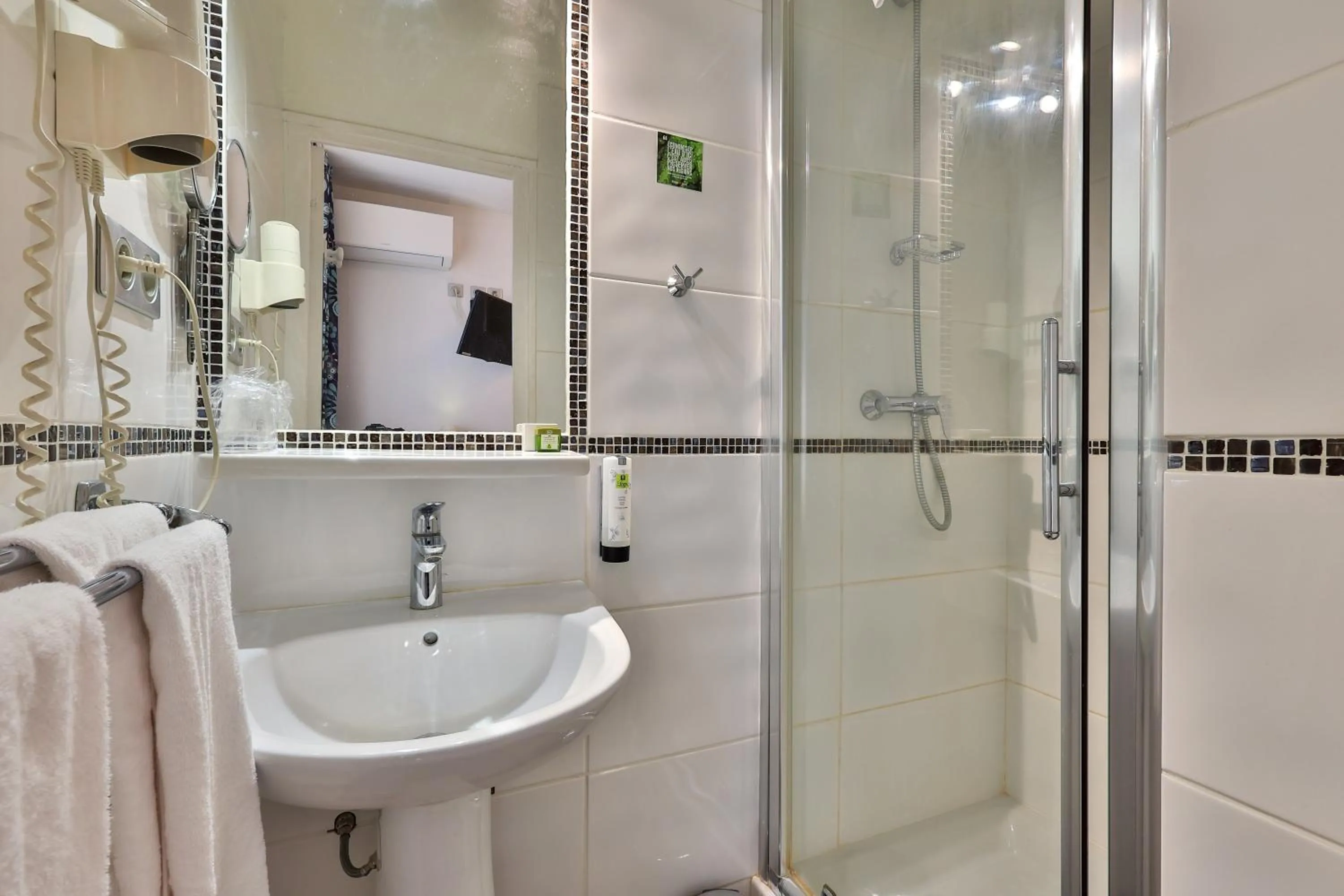 Bathroom in Hotel Cayrons Vence & St Paul de Vence