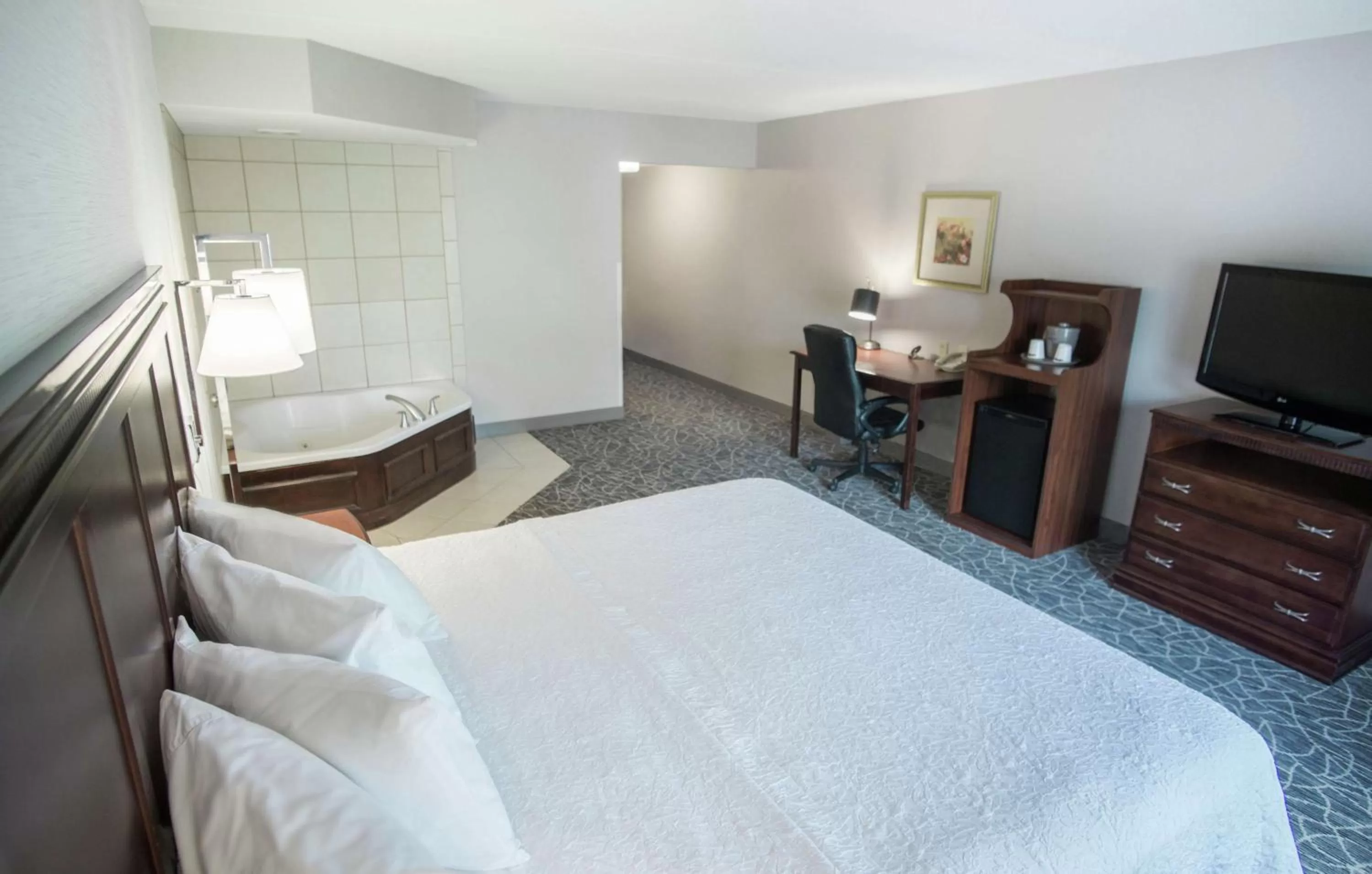 Bed in Hampton Inn & Suites Berkshires-Lenox