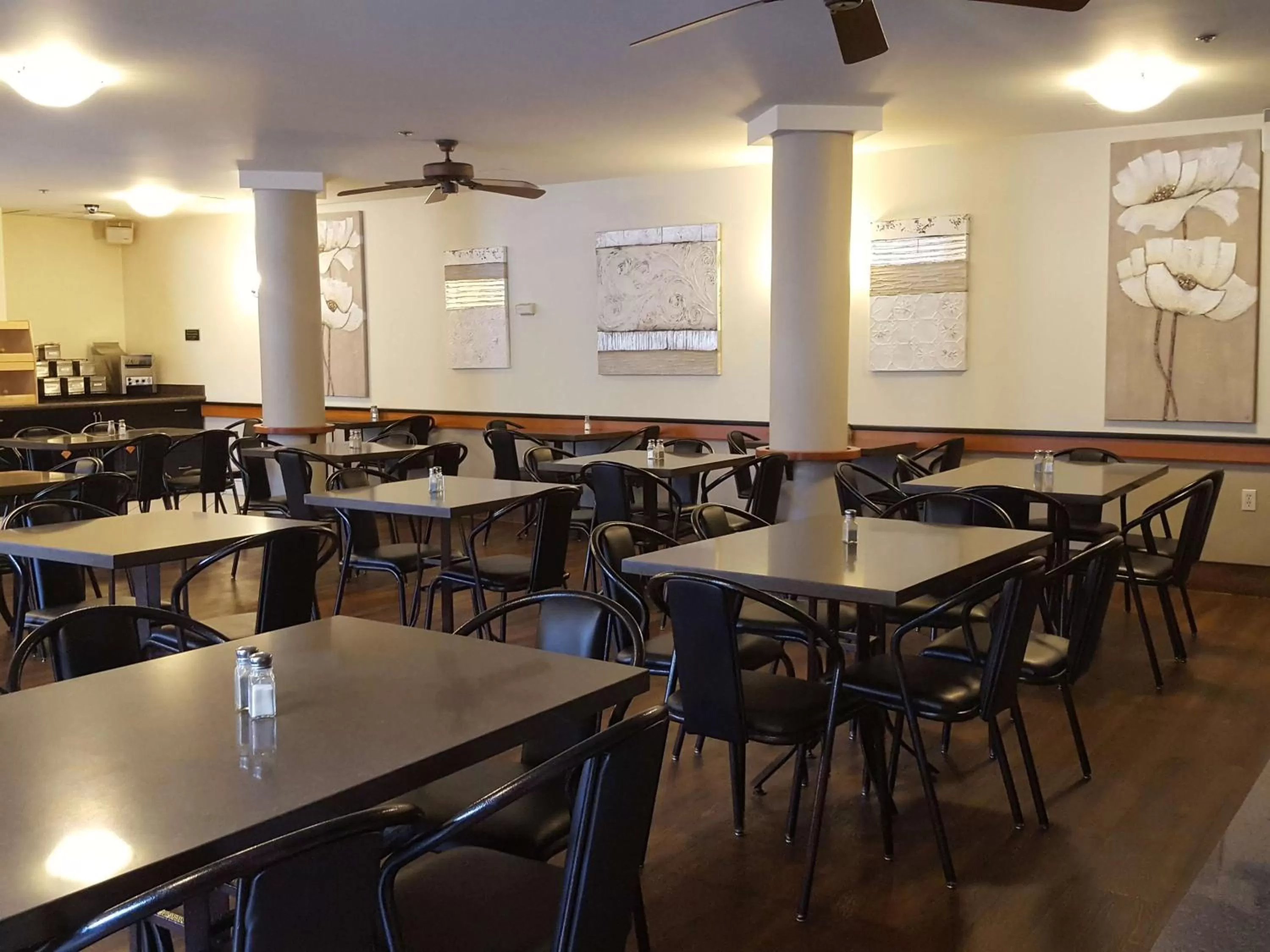 Restaurant/places to eat in Pocaterra Inn & Waterslide