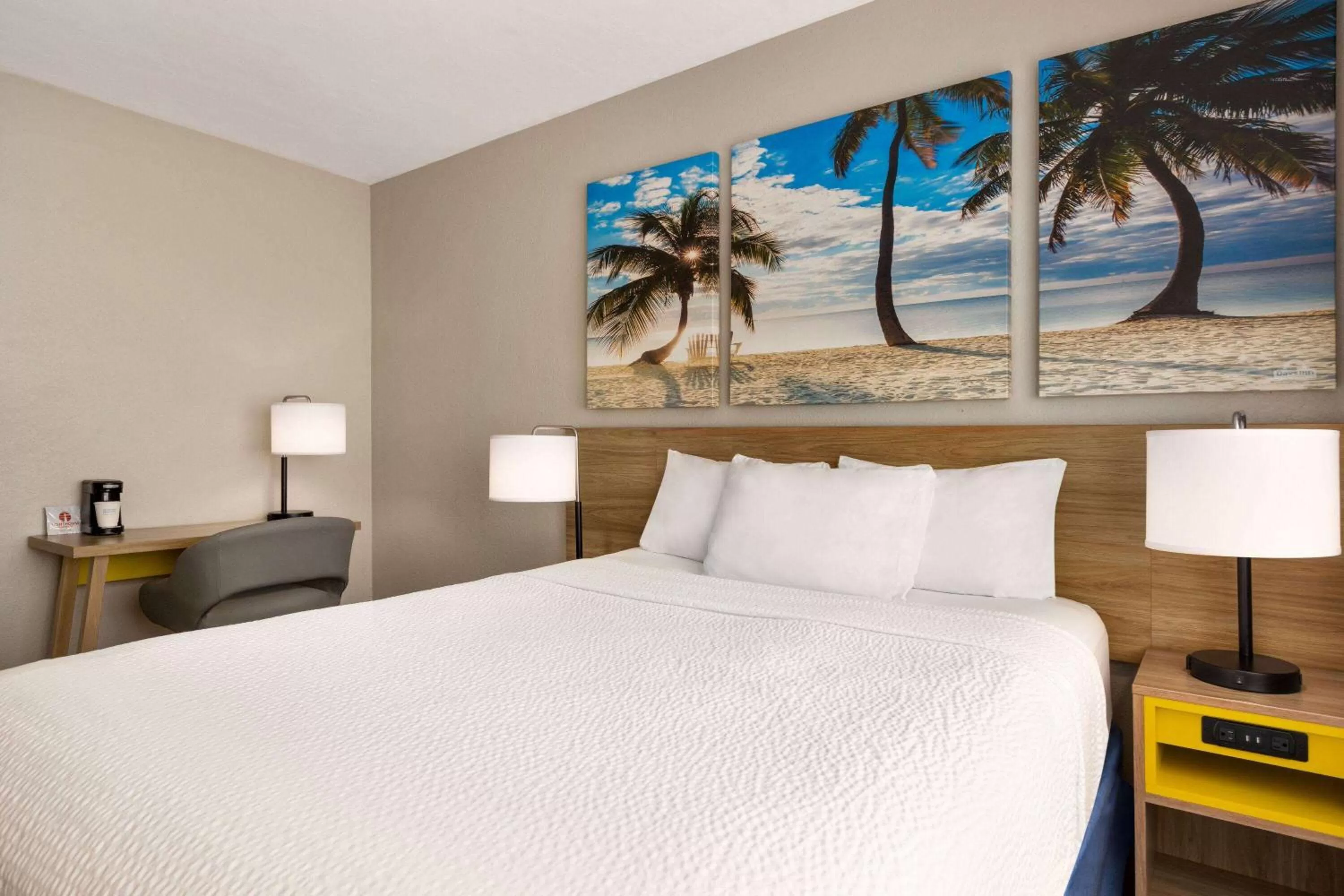 Photo of the whole room, Bed in Days Inn by Wyndham Miami Airport North