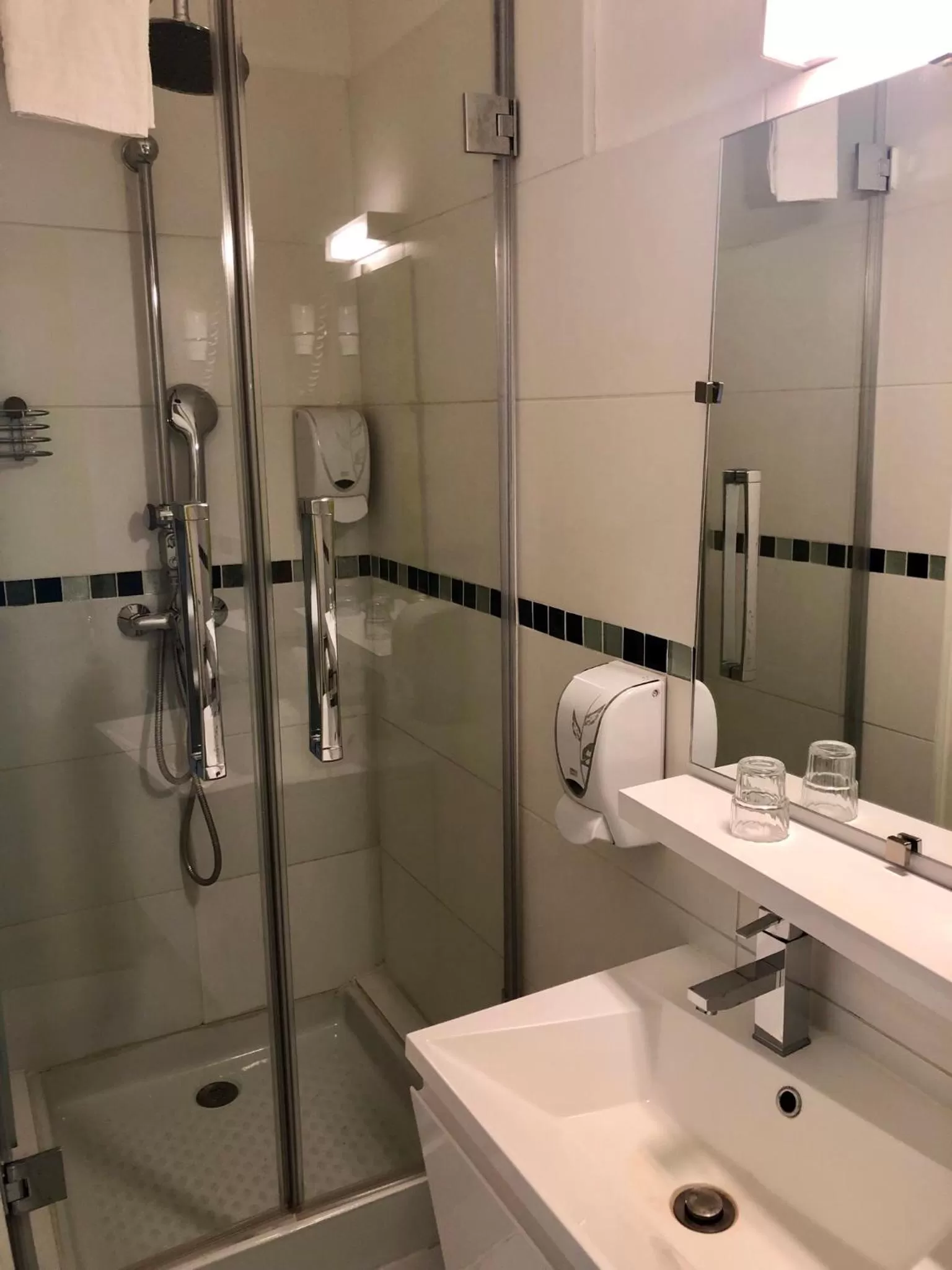 Shower in Hôtel Colisée-Verdun Centre Gare Saint-Roch