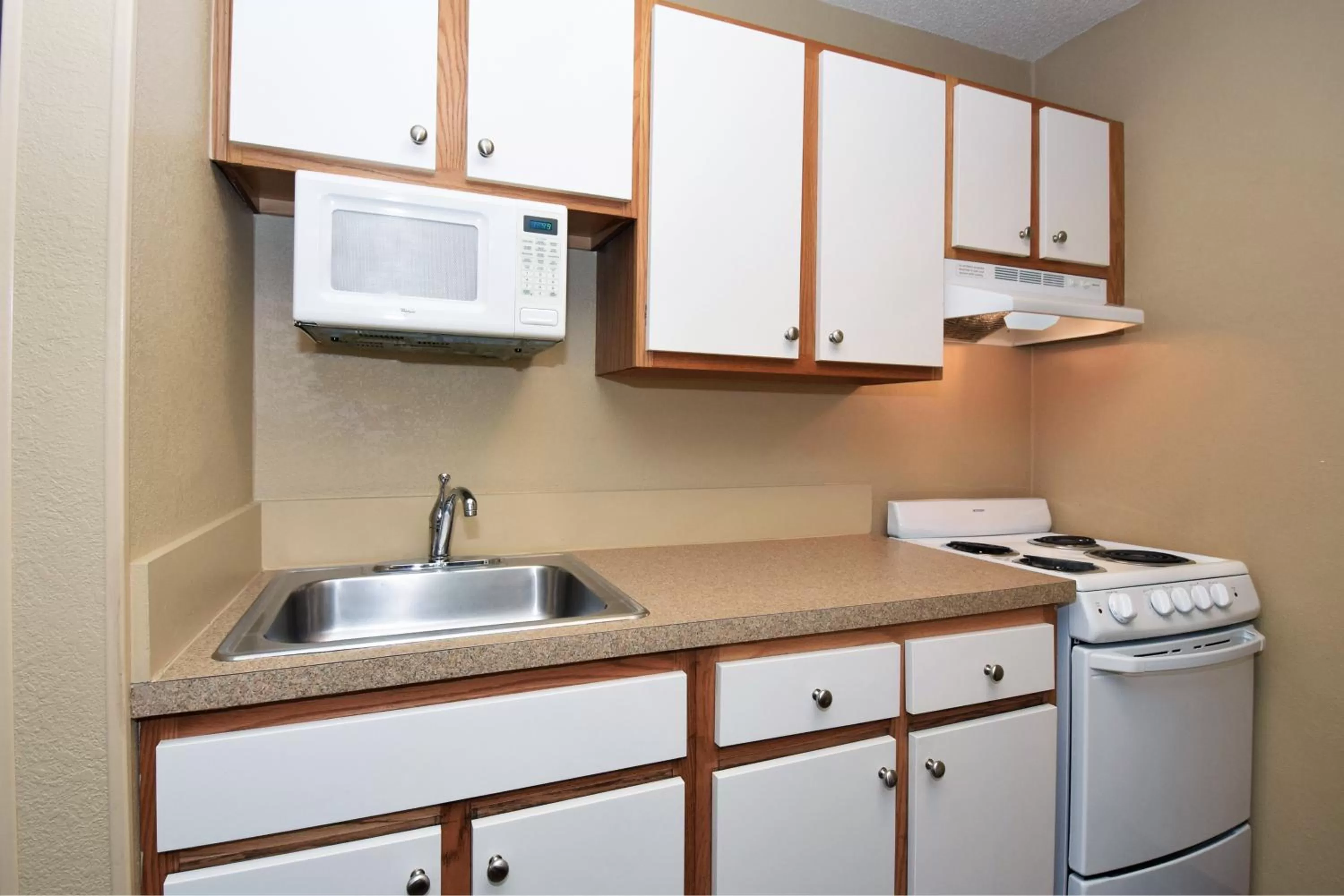 Kitchen or kitchenette in Extended Stay America Select Suites - Detroit - Ann Arbor - University South