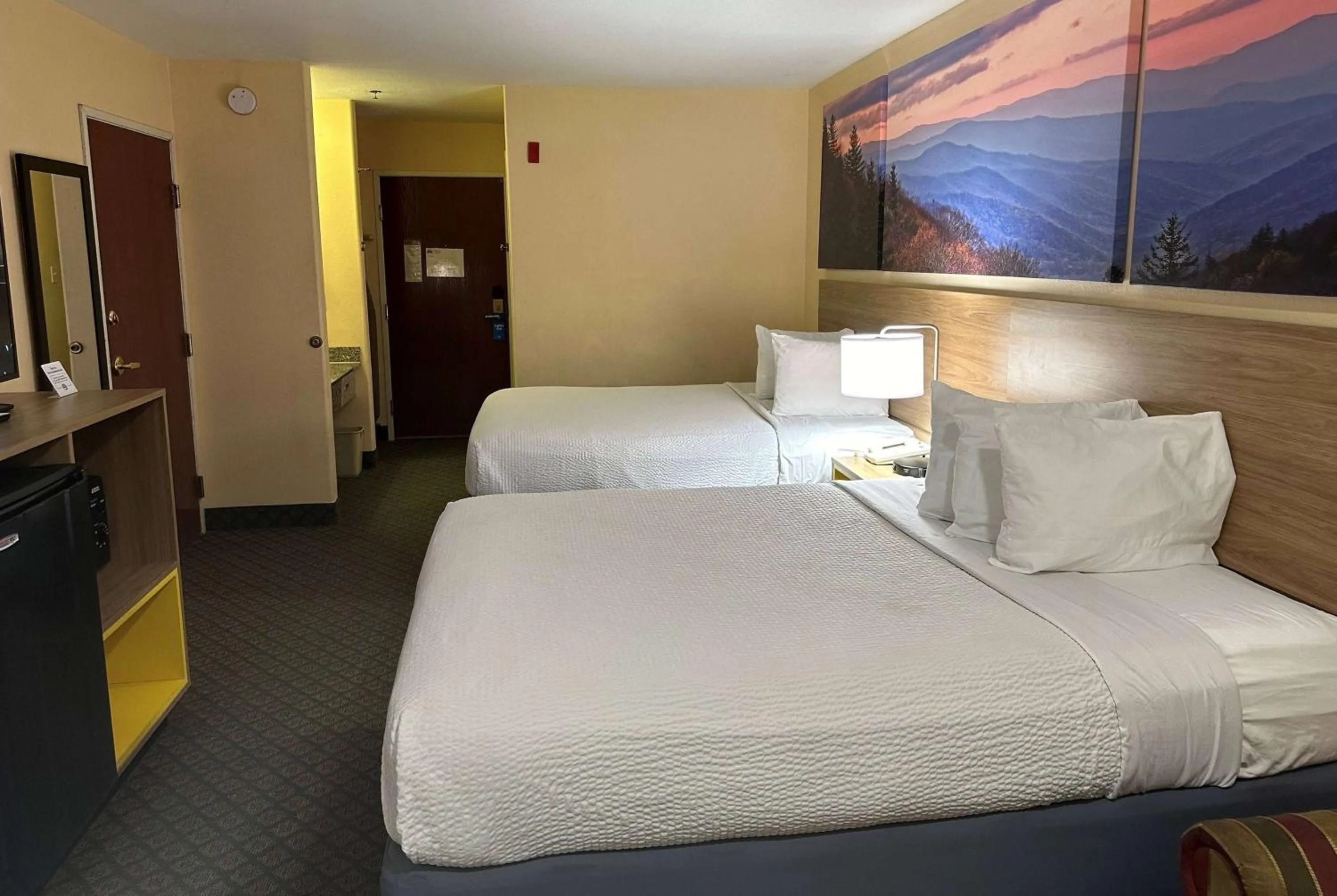 Photo of the whole room, Bed in Days Inn & Suites by Wyndham Eunice