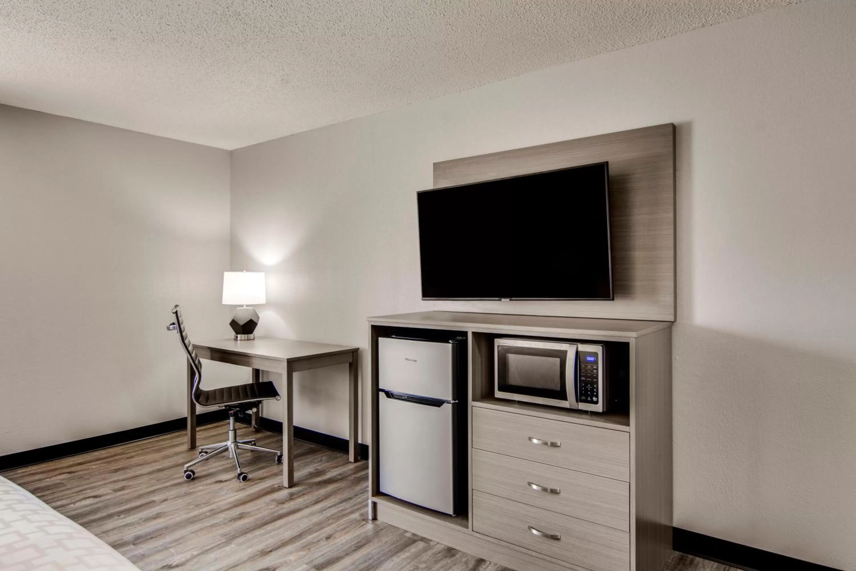 TV and multimedia in Clarion Pointe on the lake Clarksville-South Hill West