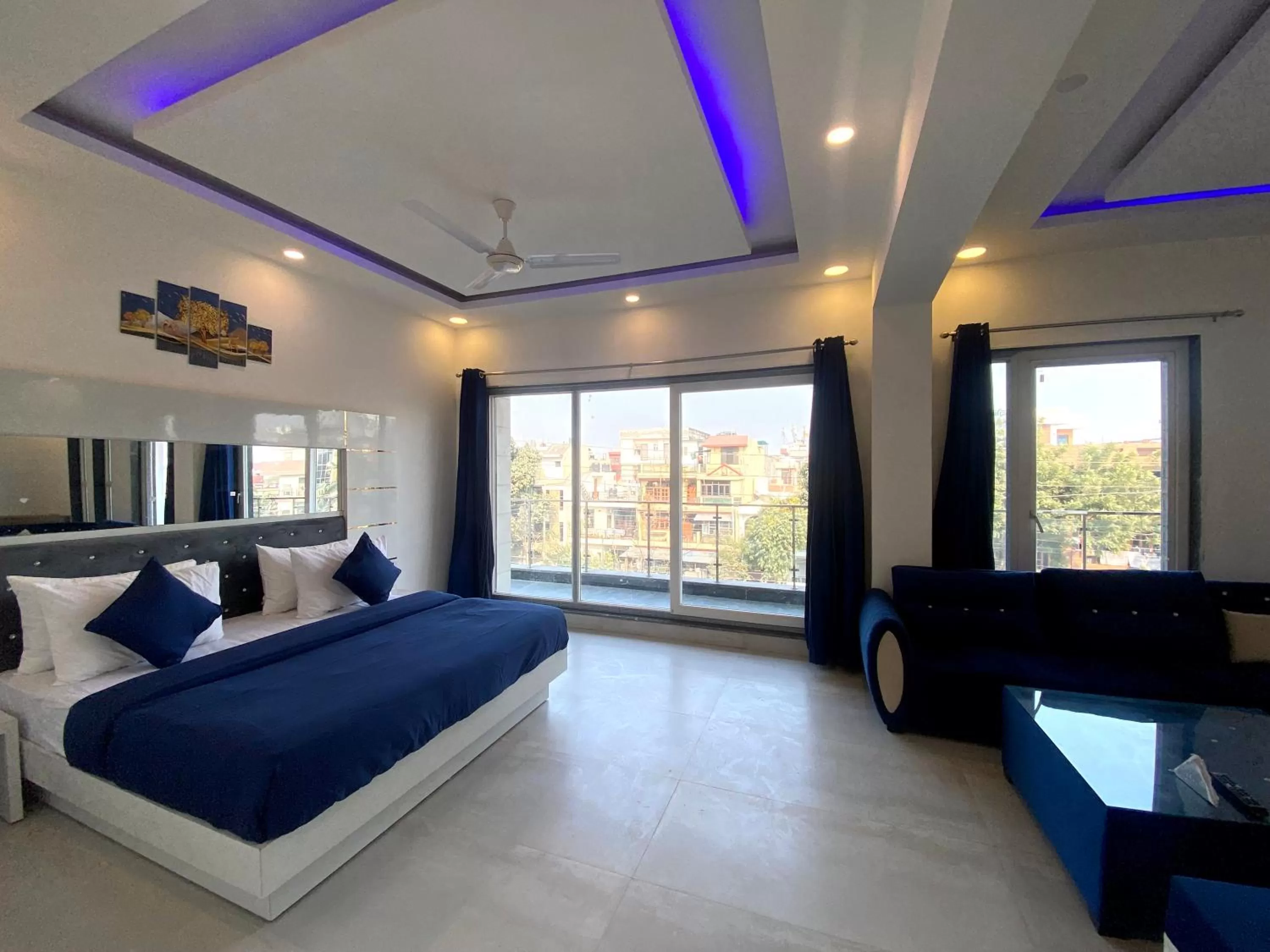 Bed in The Metro Stay By F9 Hotels-Near Sector 18 Metro Station Noida