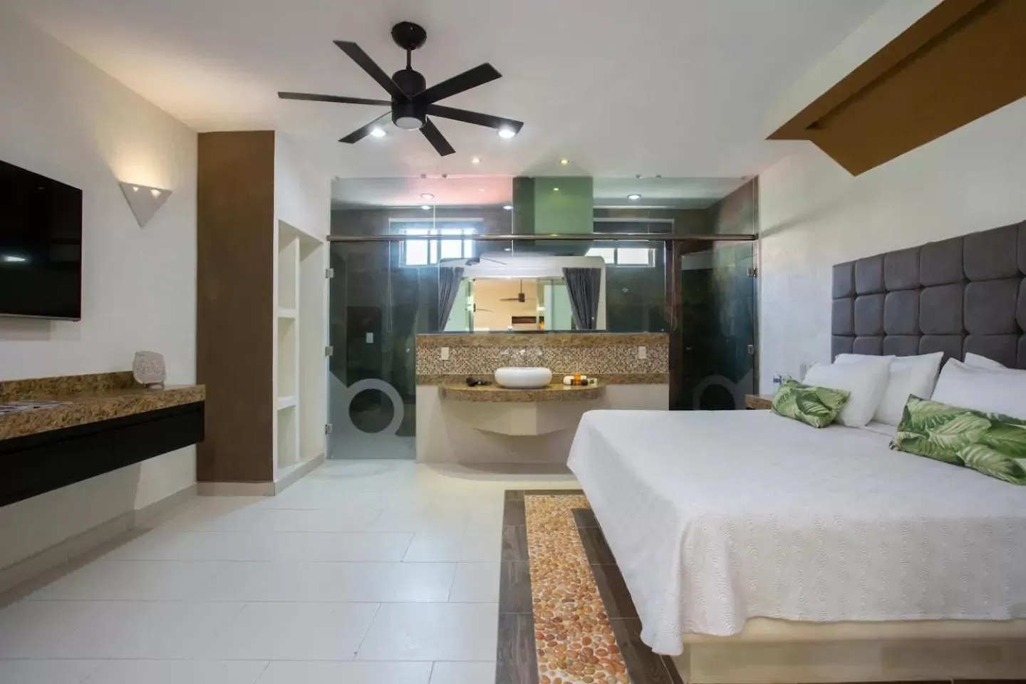 Bathroom, Bed in Casa Kaoba Hotel & Suites