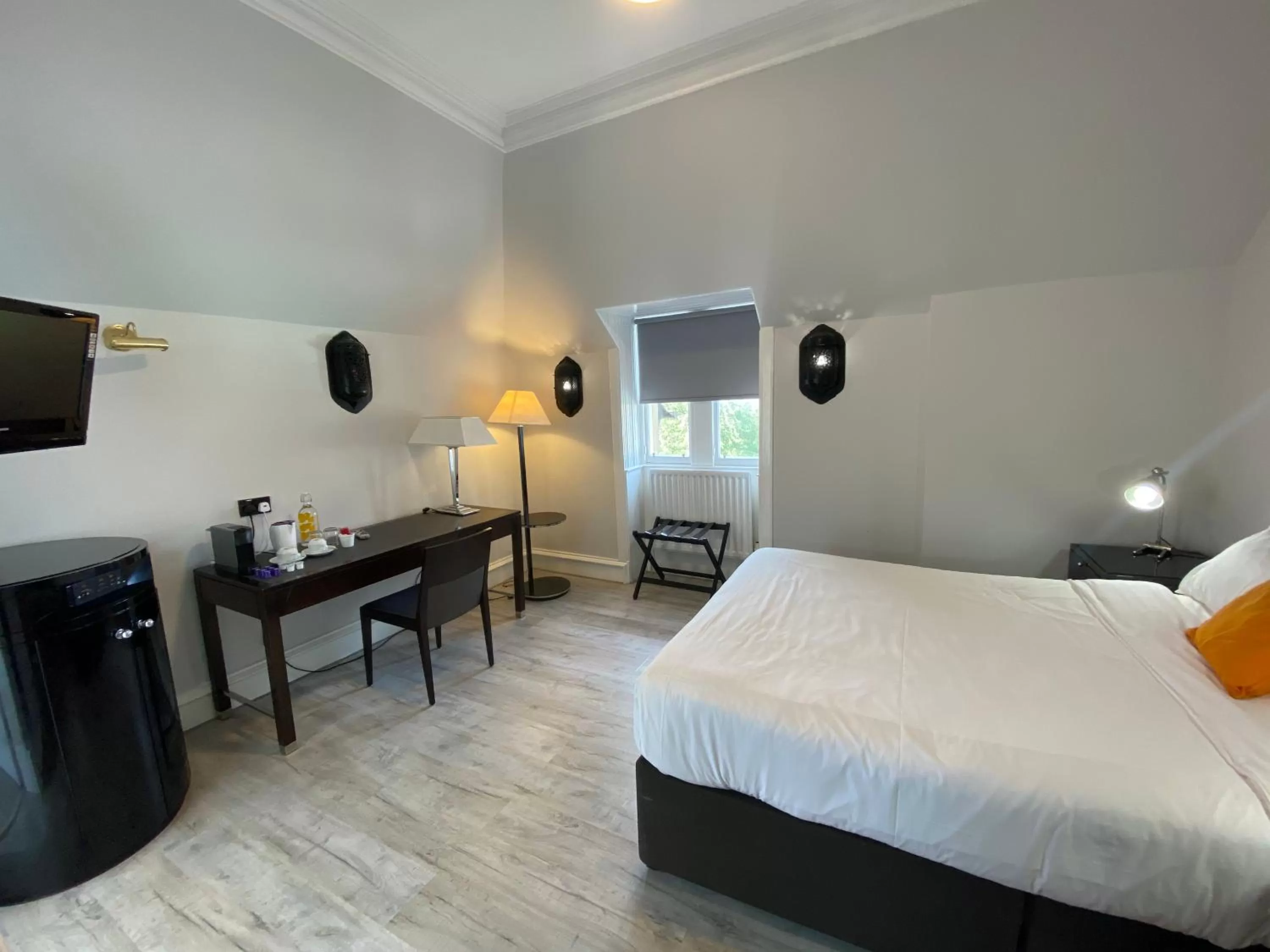 Photo of the whole room, Bed in No6 West Coates