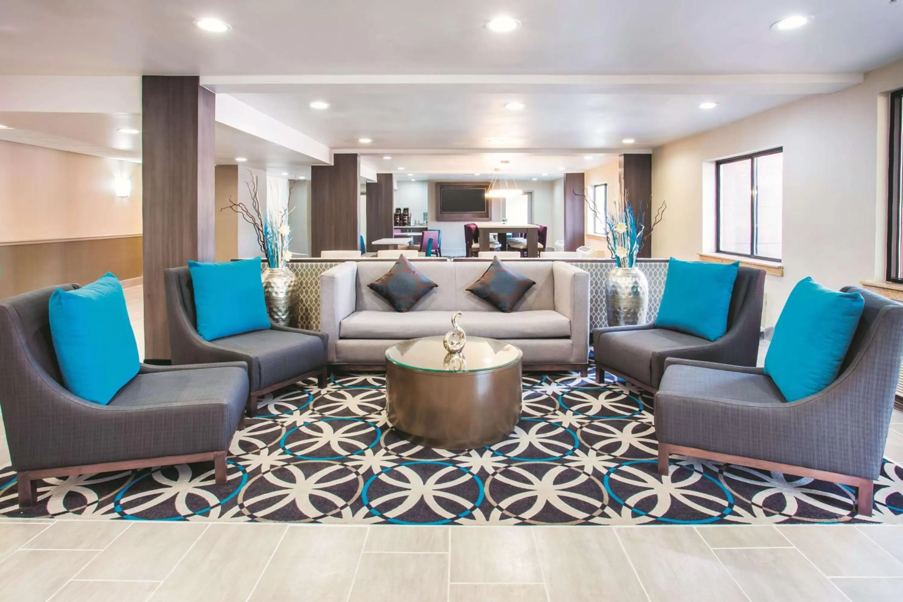 Lobby or reception in La Quinta by Wyndham Cincinnati NE - Mason