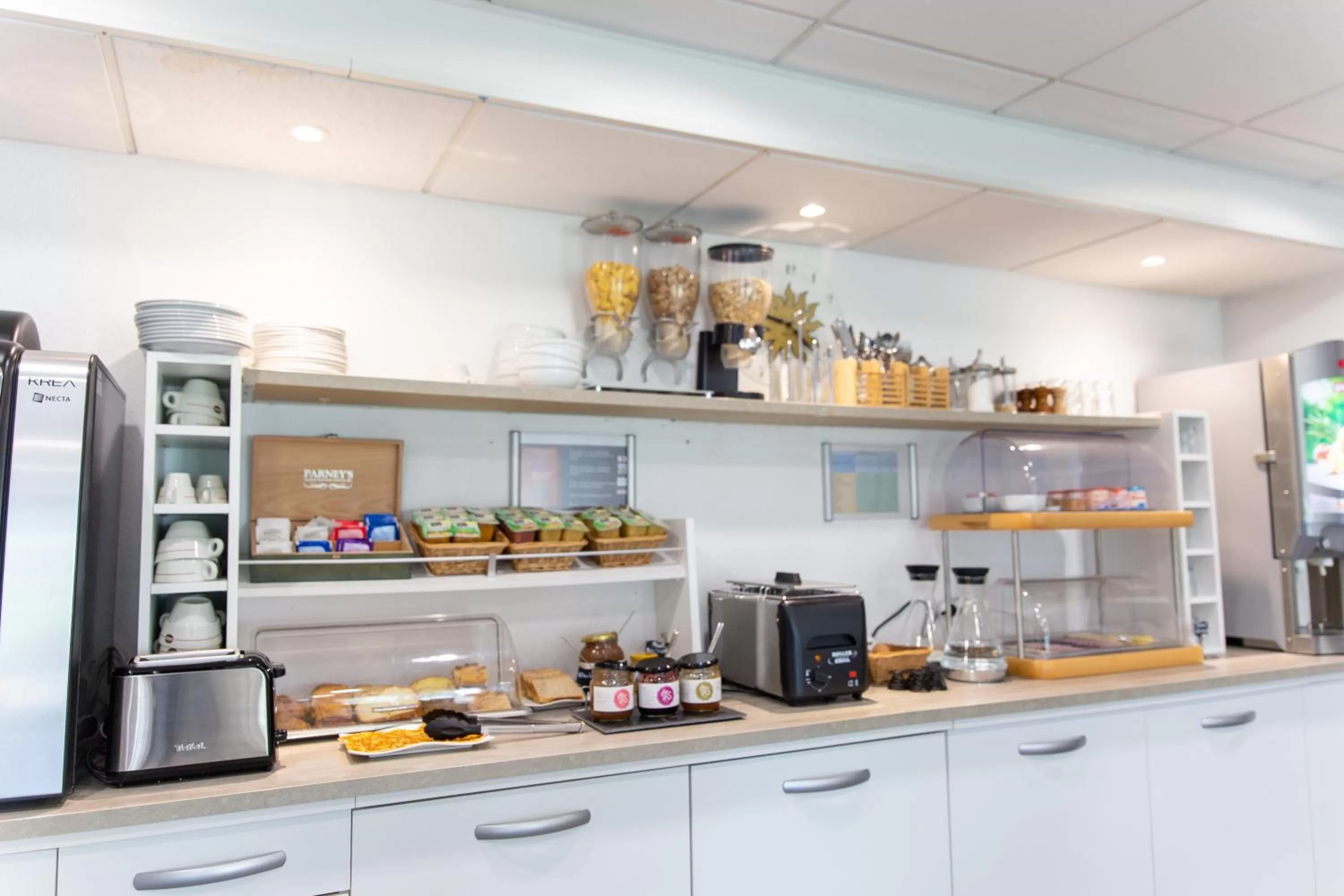 Breakfast, Kitchen/Kitchenette in Zenitude Hôtel-Résidences La City