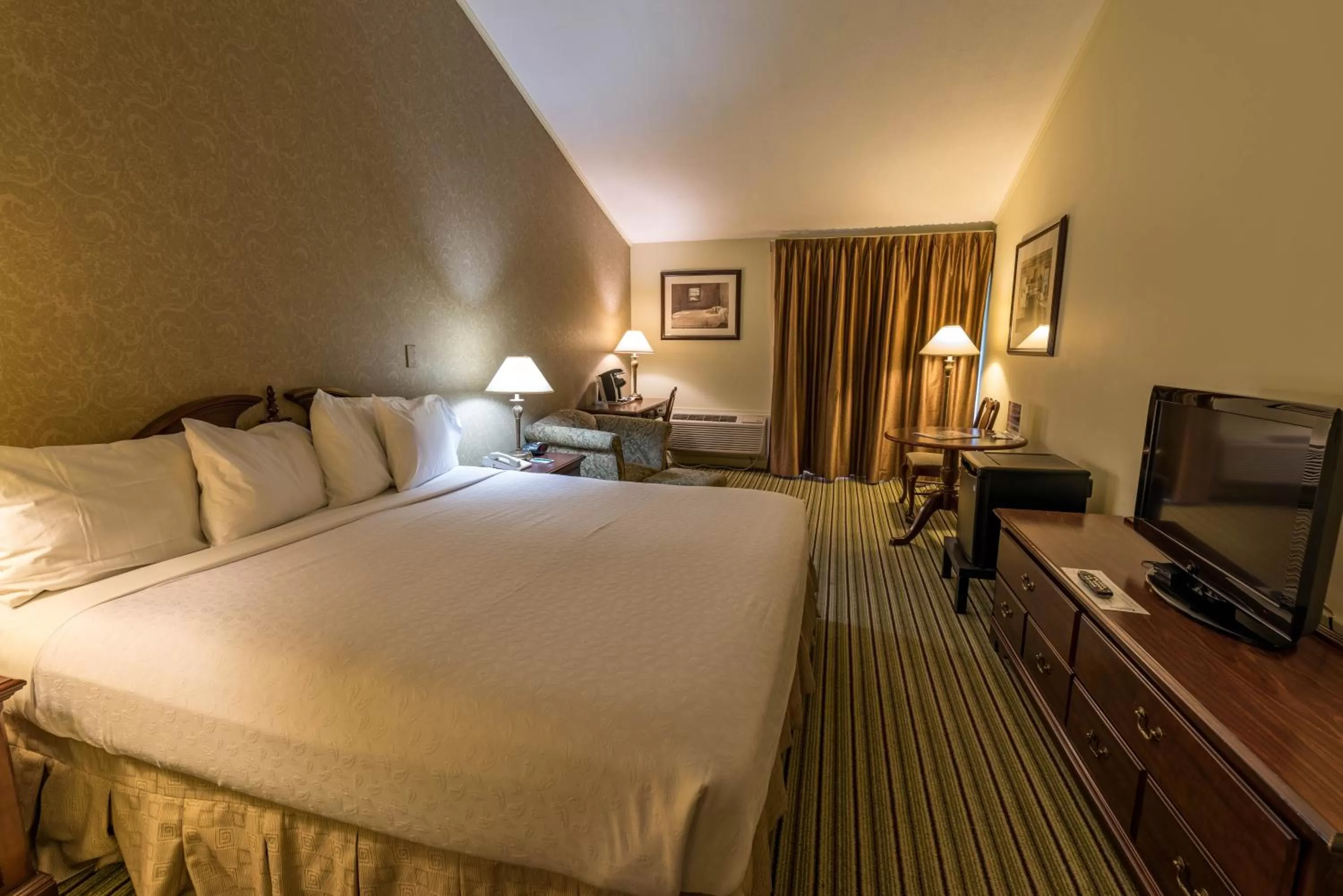 Photo of the whole room, Bed in Interlaken Inn