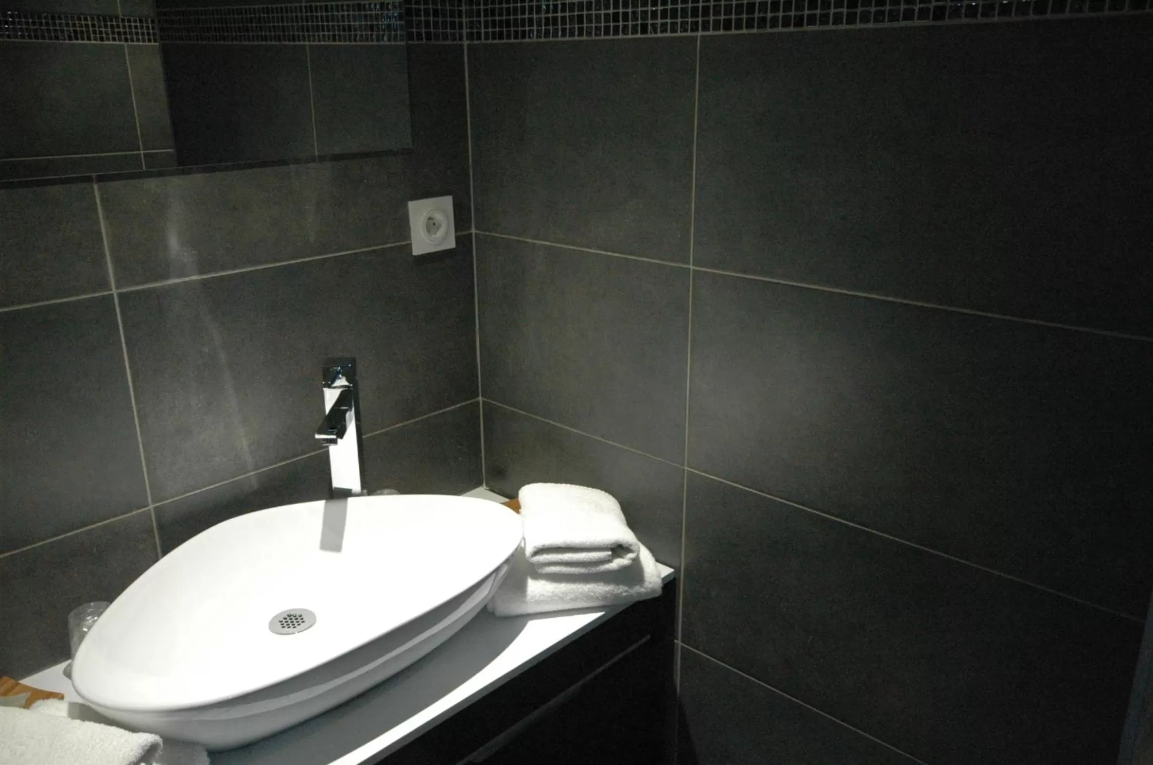 Bathroom in Hotel restaurant La Pêcherie - Le manoir d'à coté - Les 5 ruches -Logis hôtels