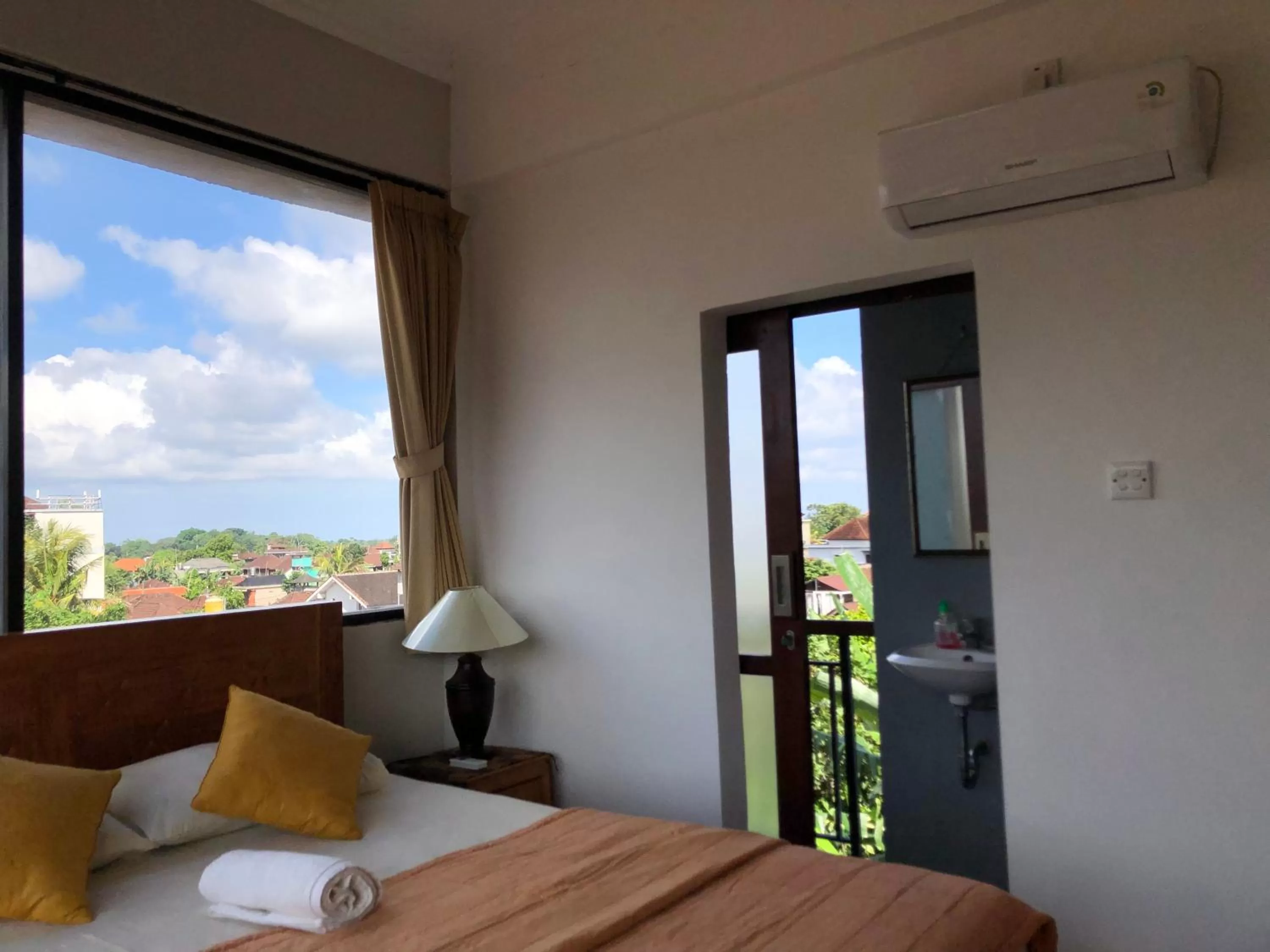 Photo of the whole room, Bed in Run House B&B