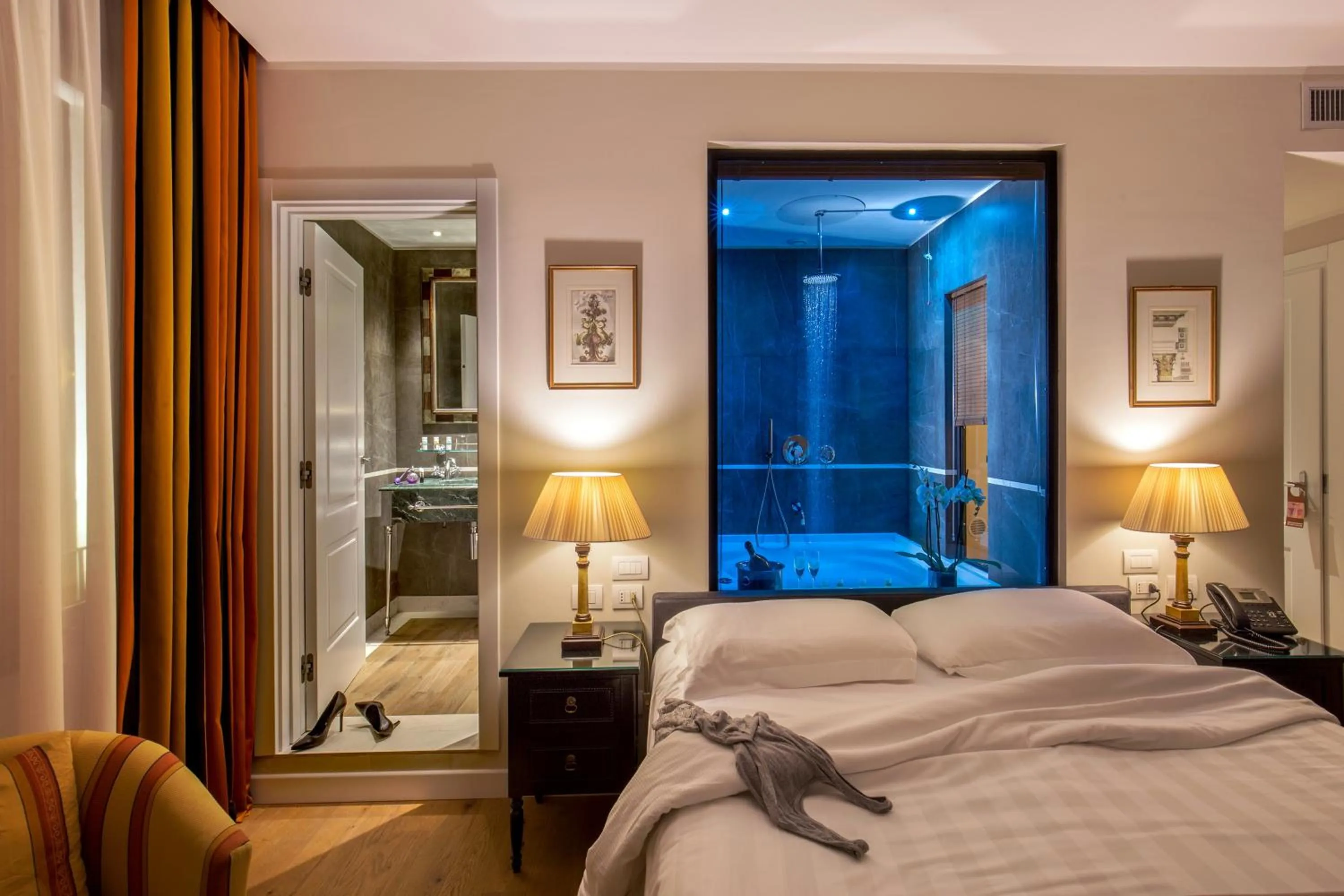 Shower, Bed in Hotel Monte Cenci