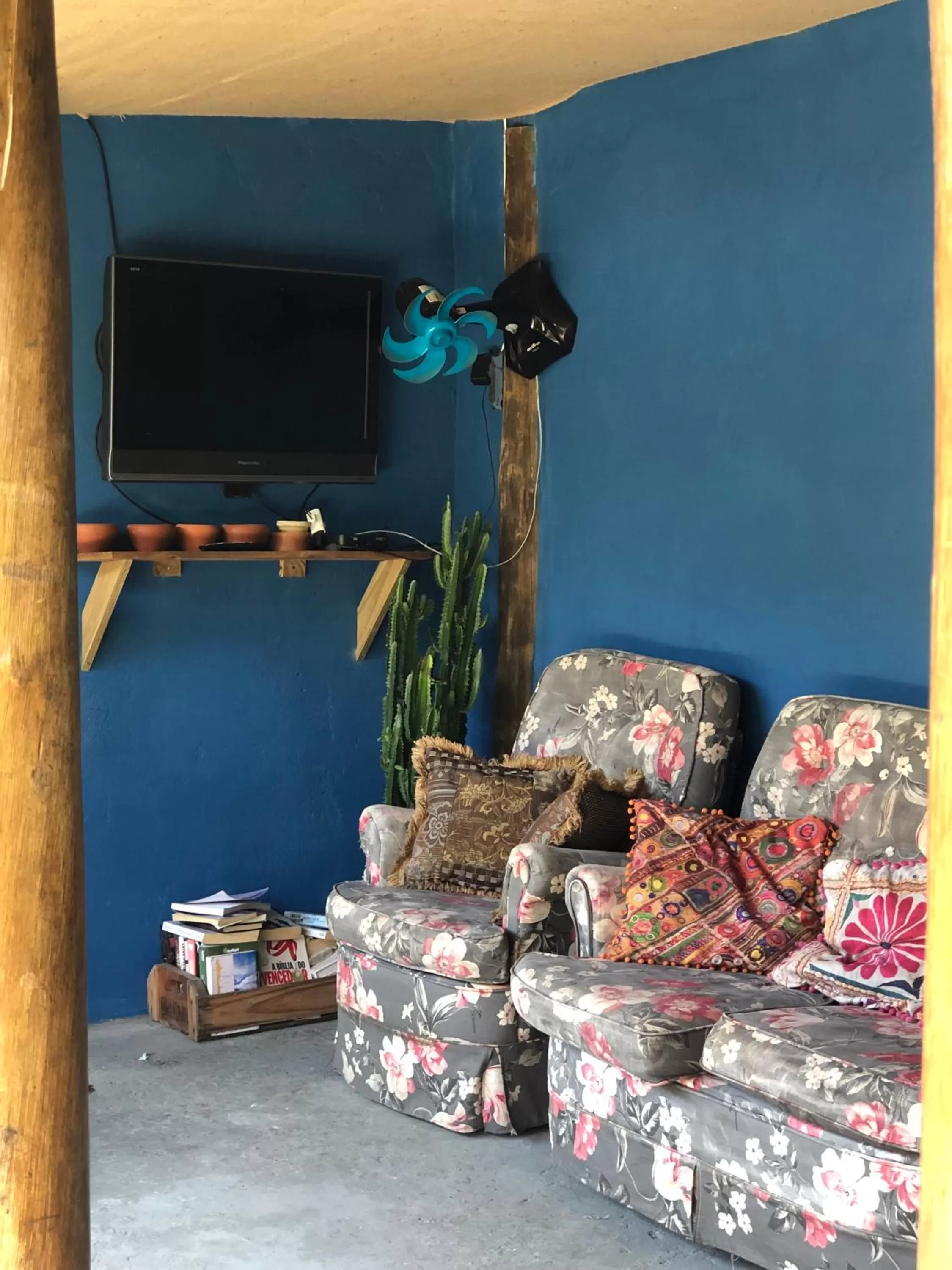 Communal lounge/ TV room, TV/Entertainment Center in Mandala Camping Pousada