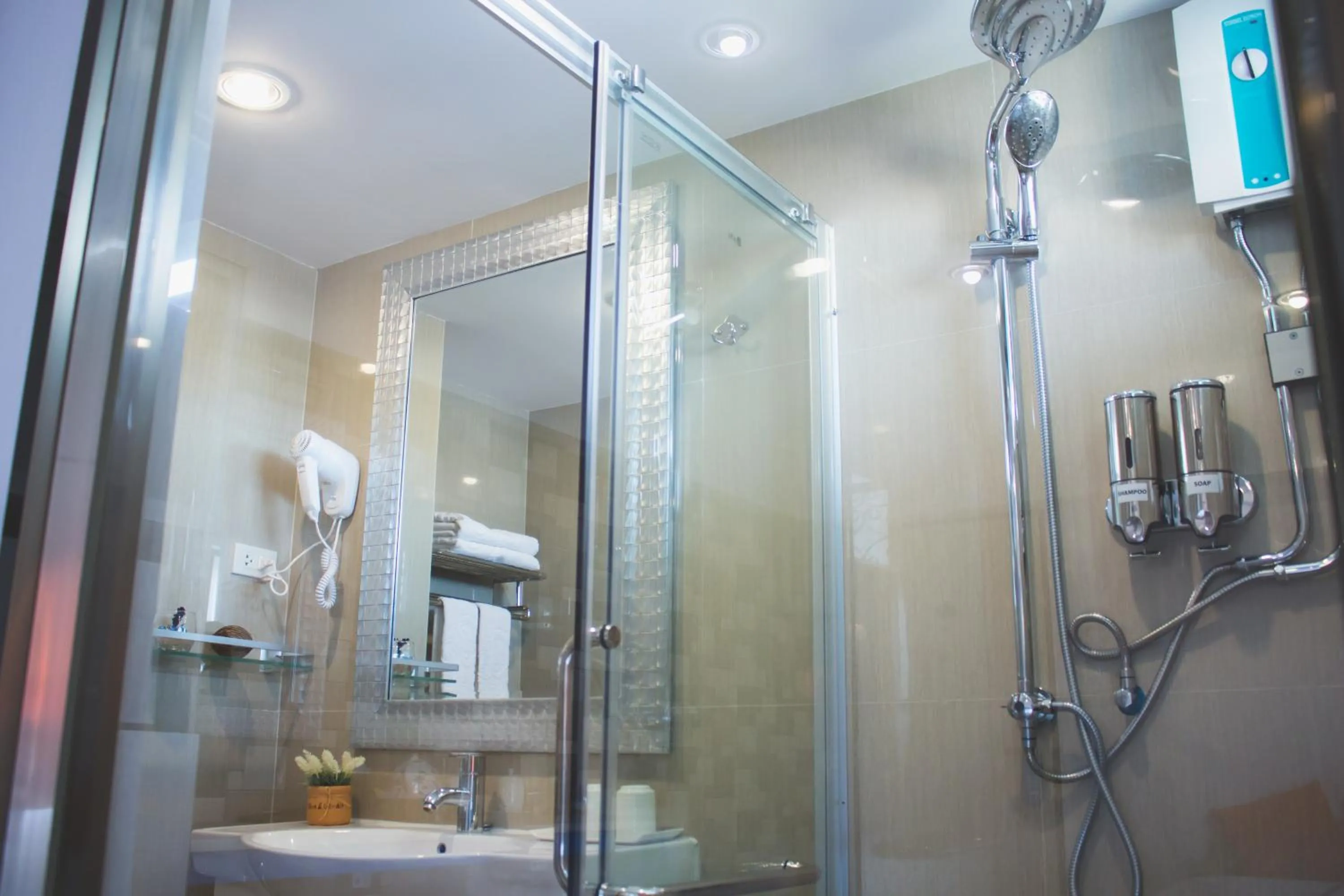 Shower, Bathroom in Maverick Ratchada Hotel