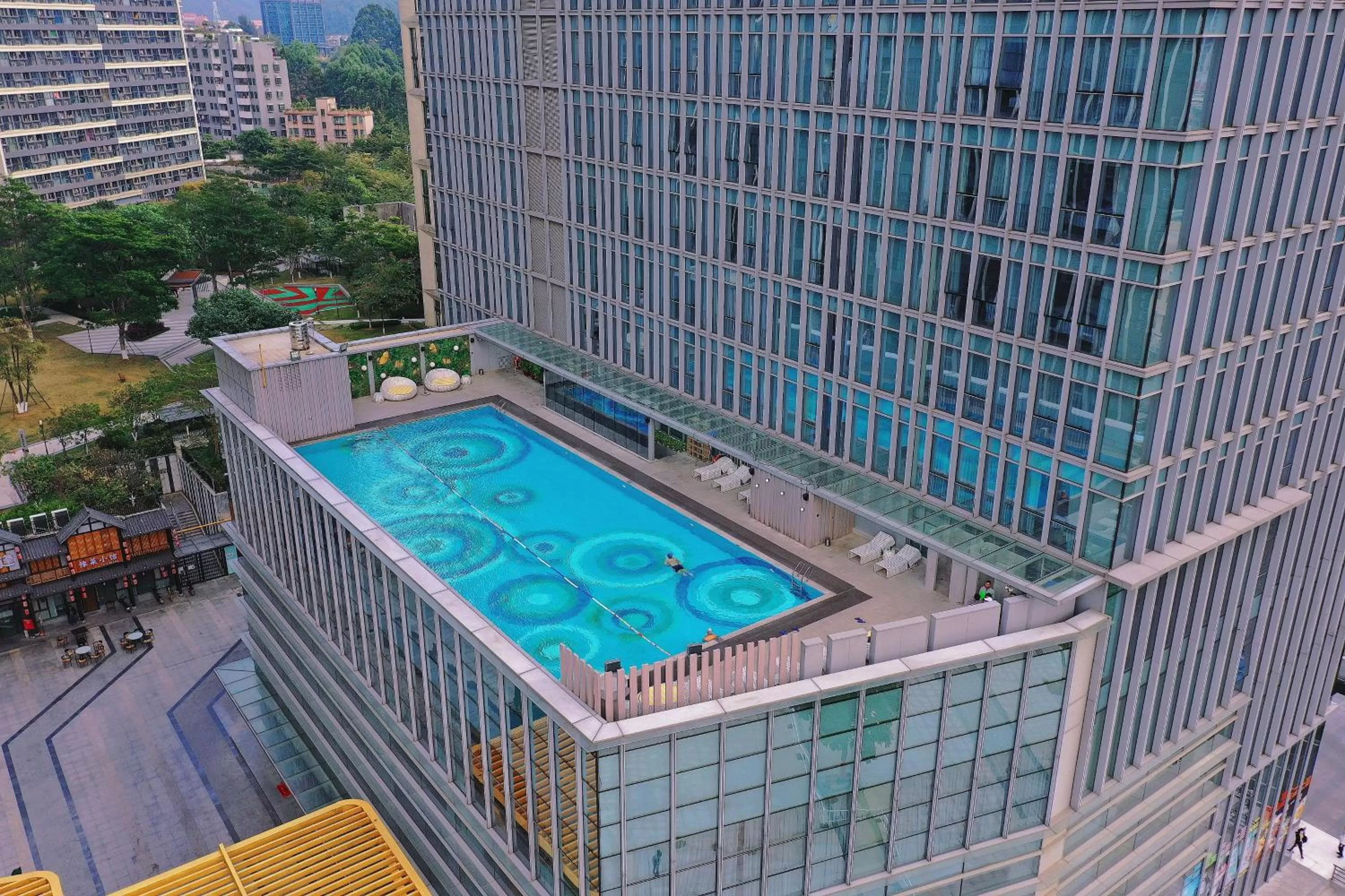 Swimming pool in Holiday Inn Guangzhou South Lake-an lHG Hotel