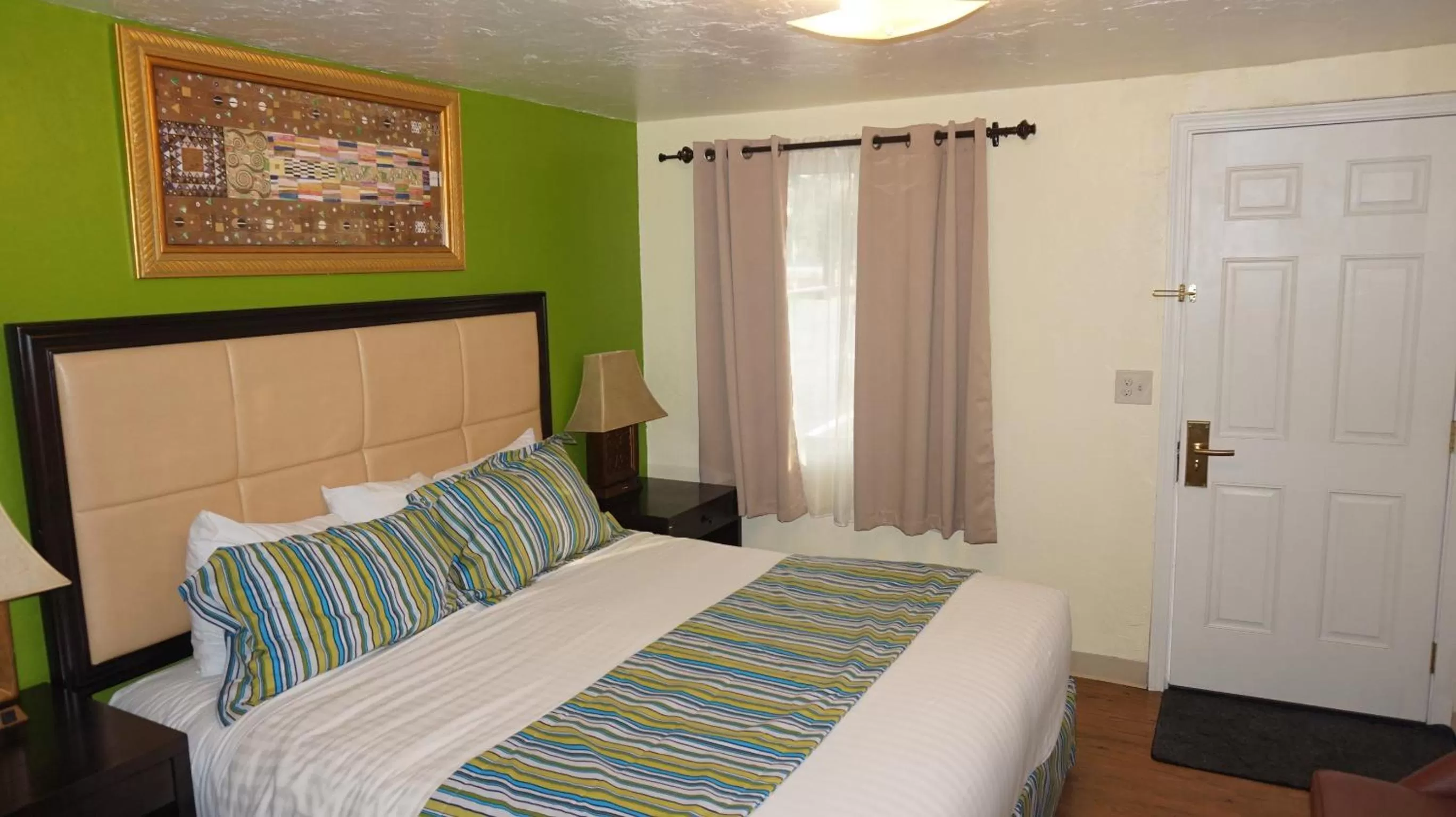 Bed in Eagle Crater Lake Inn