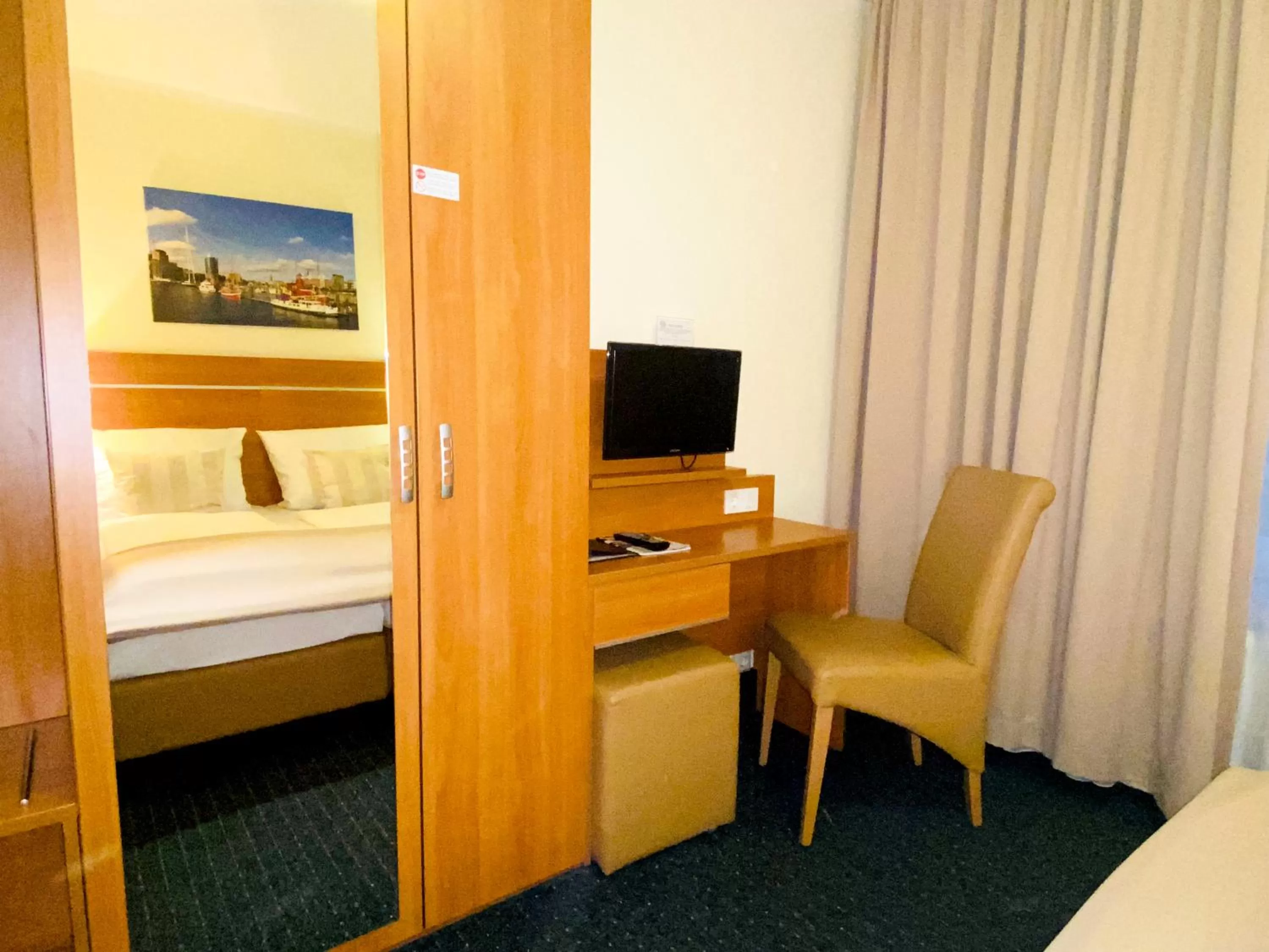 Seating area, Bed in Hotel Hansehof